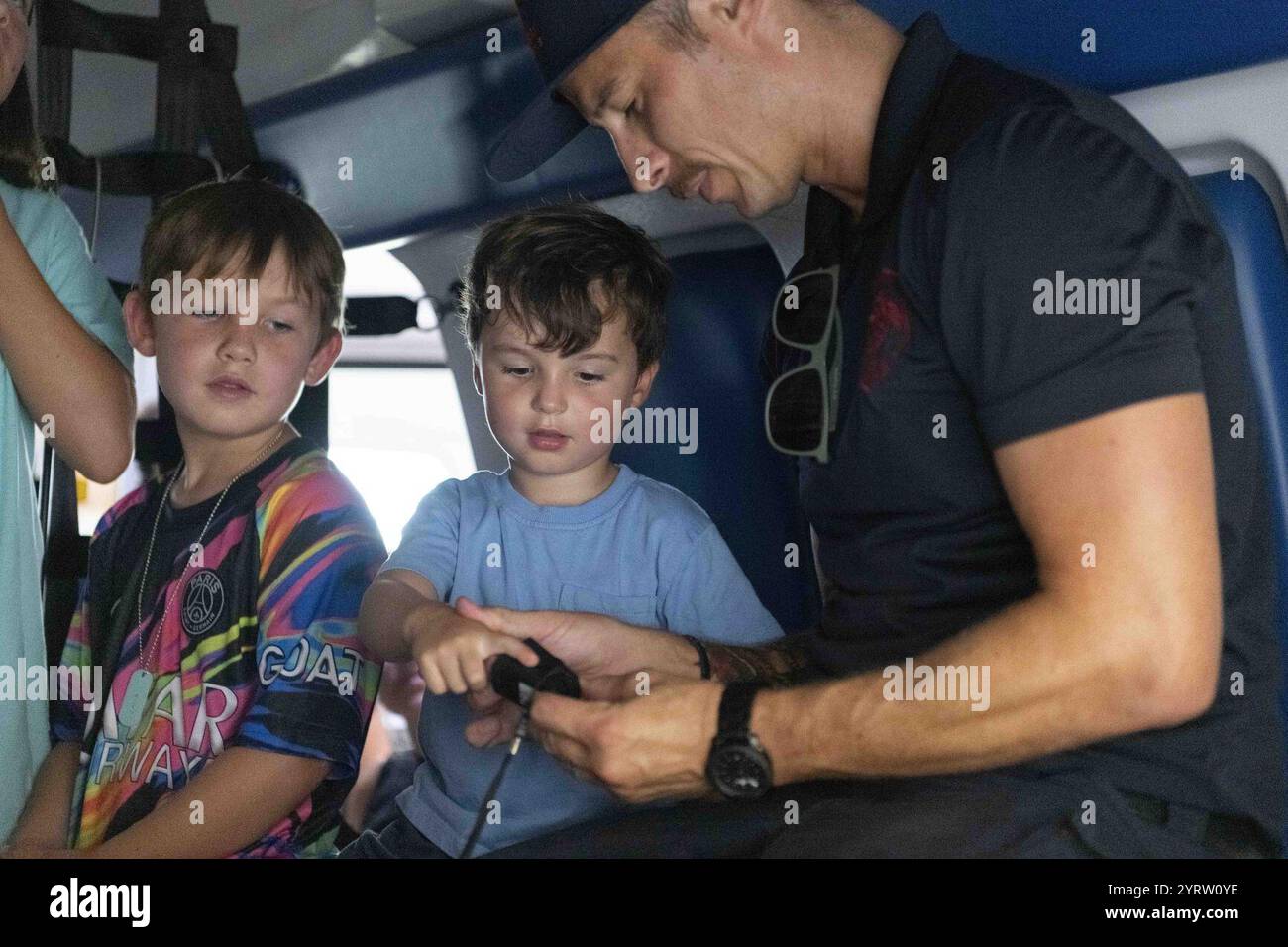 Les enfants visitent le pompier de la NSA Souda Bay (8611825). Banque D'Images