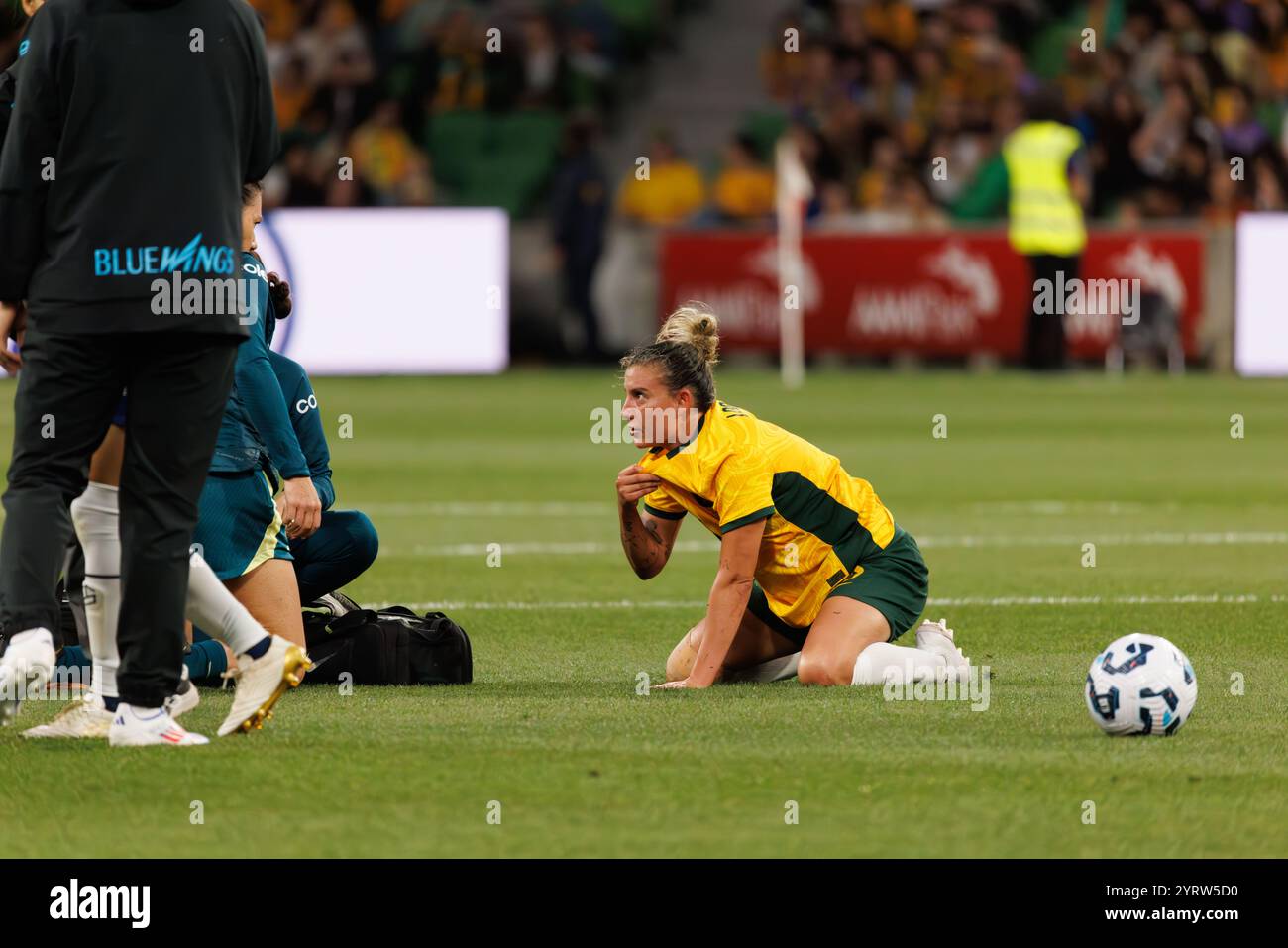 Melbourne, Australie. 04th Dec, 2024. Chloe Logarzo, australienne (R), vue au sol après un affrontement de tête lors du match amical international de la FIFA entre les Matildas australiens et le Taipei chinois à AAMI Park. Score final Australie Matildas 3:1 Taipei chinois crédit : SOPA images Limited/Alamy Live News Banque D'Images