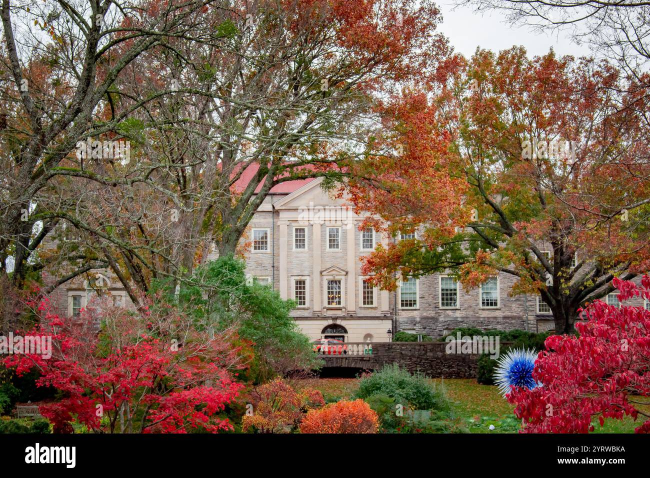 Architecture du manoir Cheekwood Estate entouré d'arbres colorés à feuillage d'automne. Photo prise à Nashville Tennessee en automne Banque D'Images