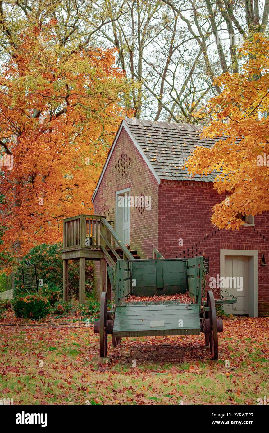 Véhicule de wagon en bois antique entouré d'arbres et de feuilles colorés de feuillage d'automne. Photo prise à Nashville Tennessee pendant la saison d'automne Banque D'Images