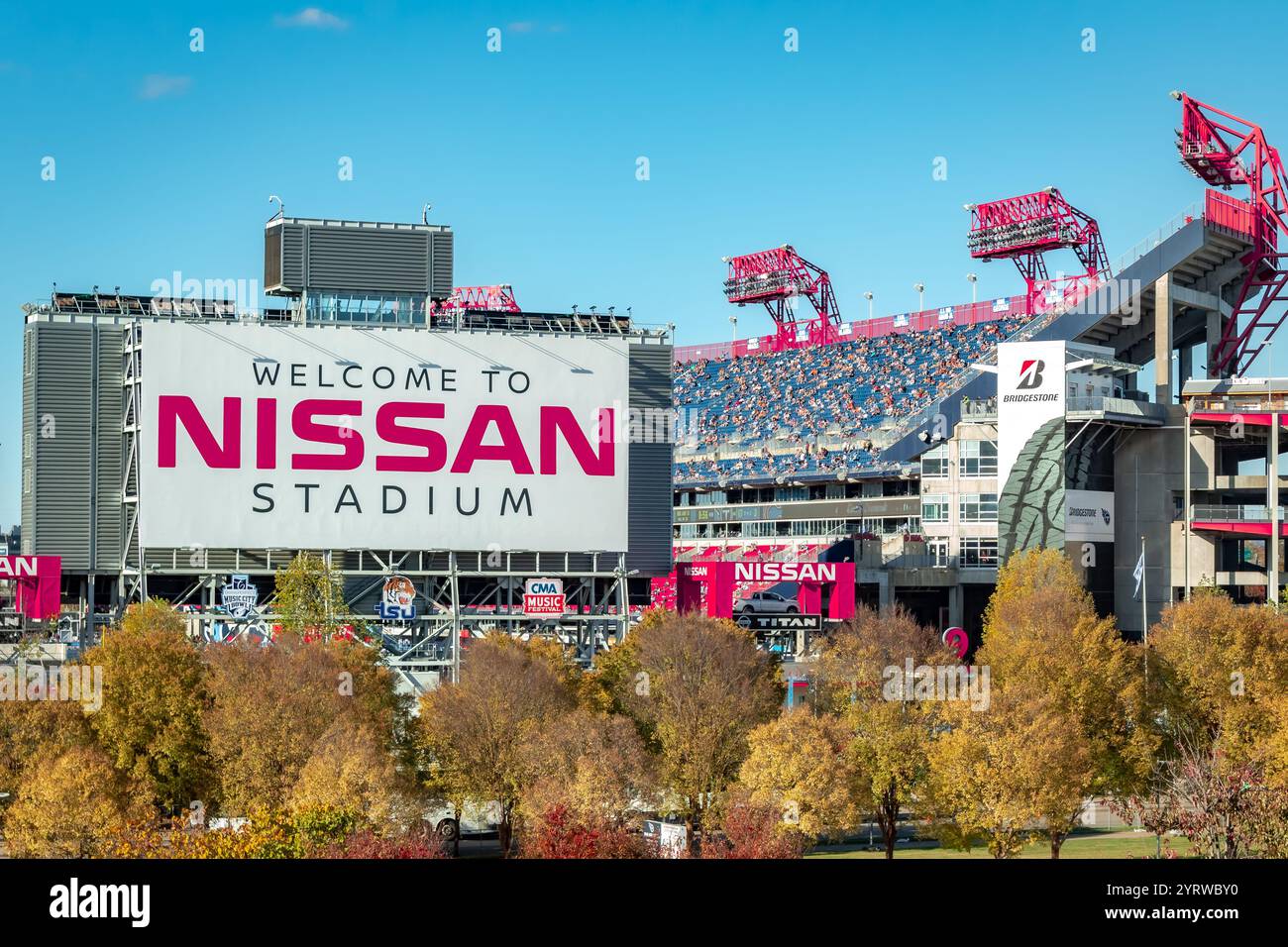 Stade de football Nashville Nissan entouré d'arbres de feuillage d'automne. Domicile des NFL Tennessee Titans Banque D'Images