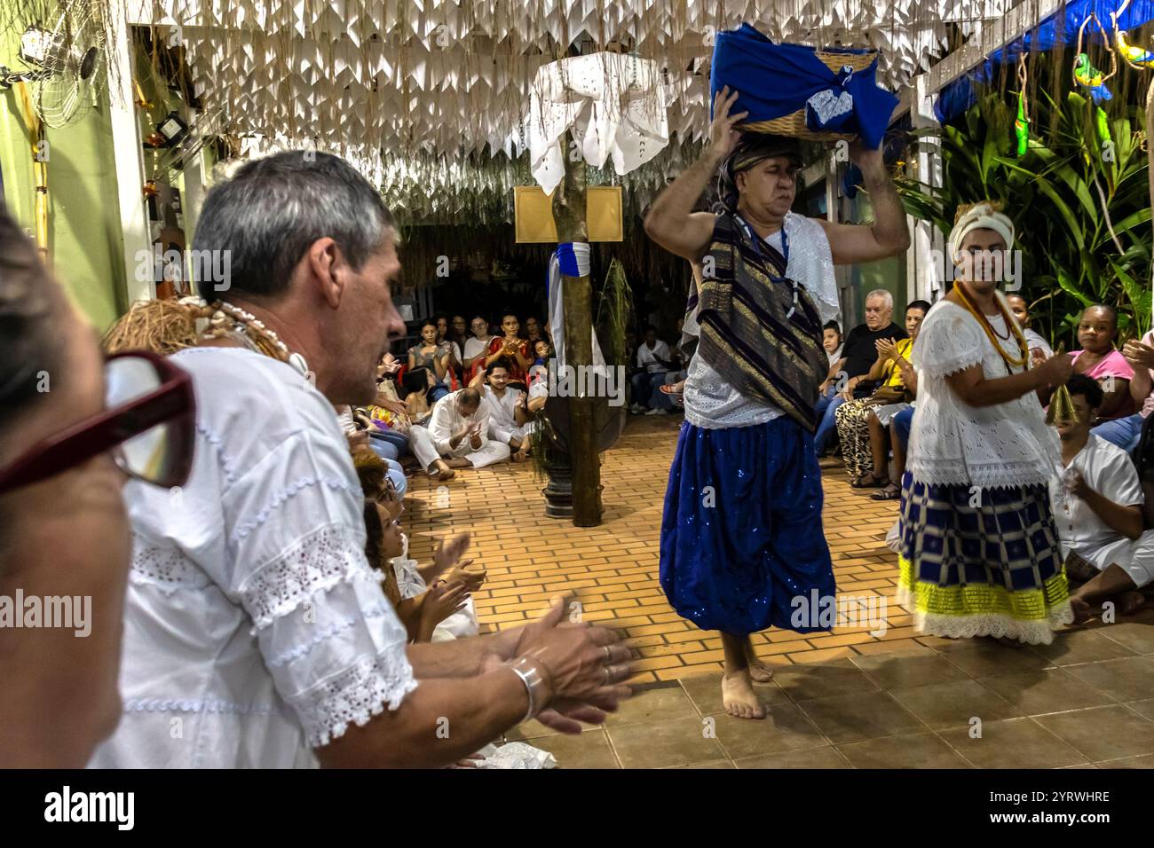 Sao Paulo, Brésil, 27 avril 2024. Le Candomble terreiro célèbre Ogun au Brésil. Parmi les Orishas les plus vénérés se trouve Ogum, connu par les catholiques sous le nom de Saint George, le saint guerrier Banque D'Images
