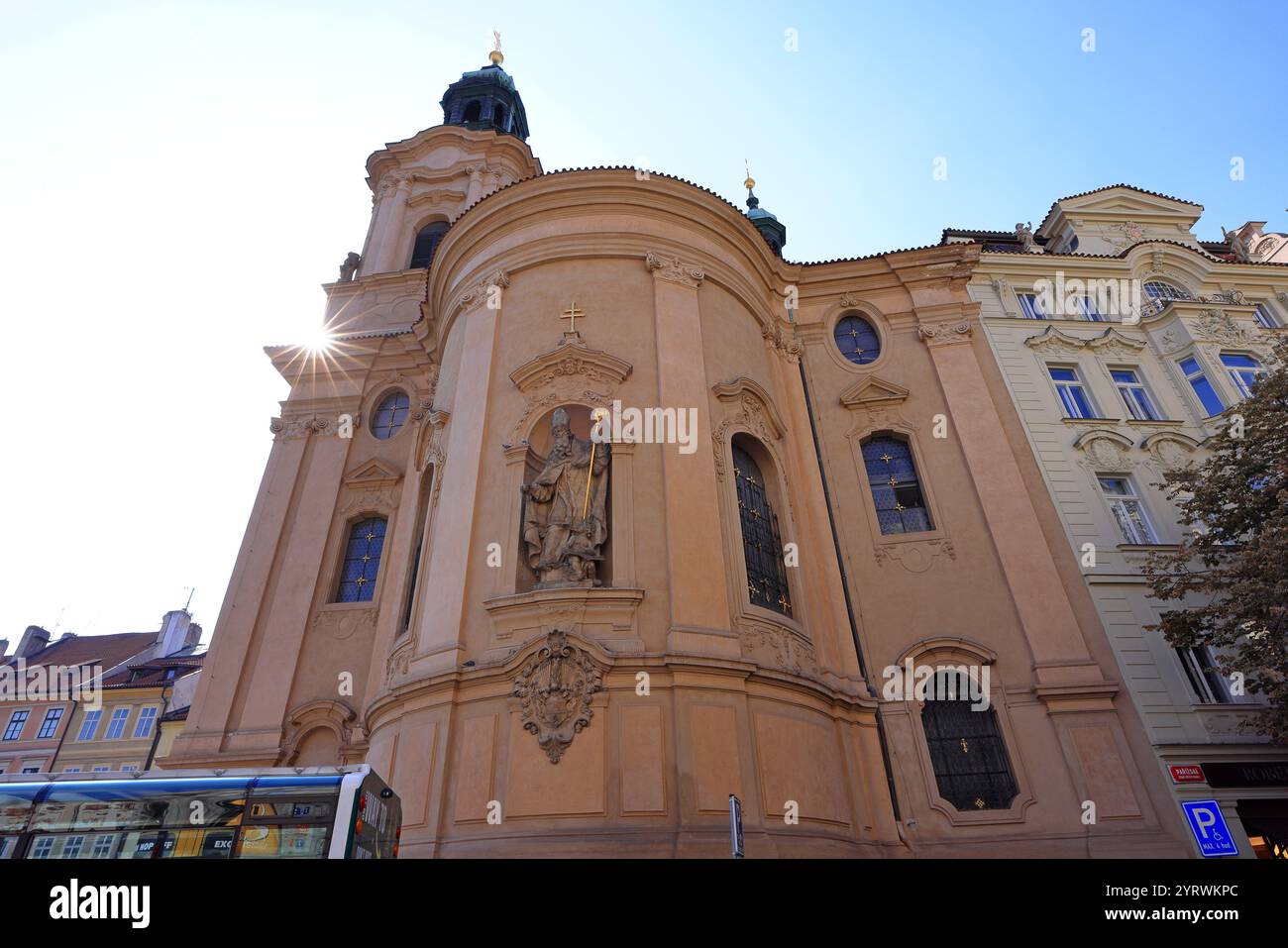 Toujours Nicholas' Church (Kostel sv. Mikulase) près de la place de la vieille ville à Prague Tchèque (Praha, Tchéquie) Banque D'Images
