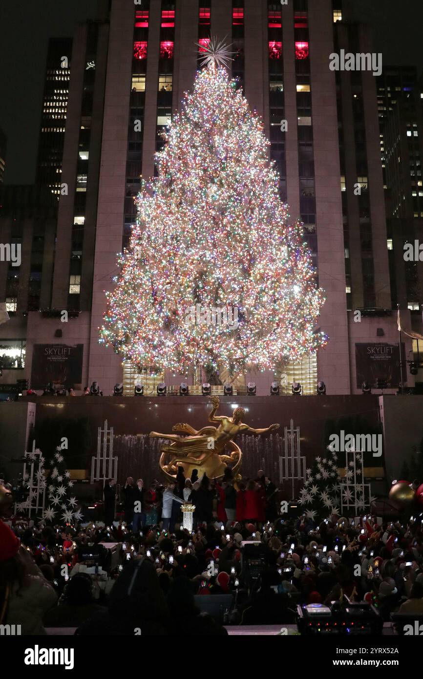 New York. 4 décembre 2024. NEW YORK, NEW YORK - 04 DÉCEMBRE : célébrités et invités admirent l'éblouissant arbre de Noël du Rockefeller Center lors de la cérémonie d'éclairage de l'arbre du Rockefeller Center 2024 le 4 décembre 2024, à New York. Cet événement emblématique inaugure la période des fêtes avec grandeur et esprit festif. (Crédit : Giada Papini Rampelotto/EuropaNewswire)/dpa/Alamy Live News Banque D'Images