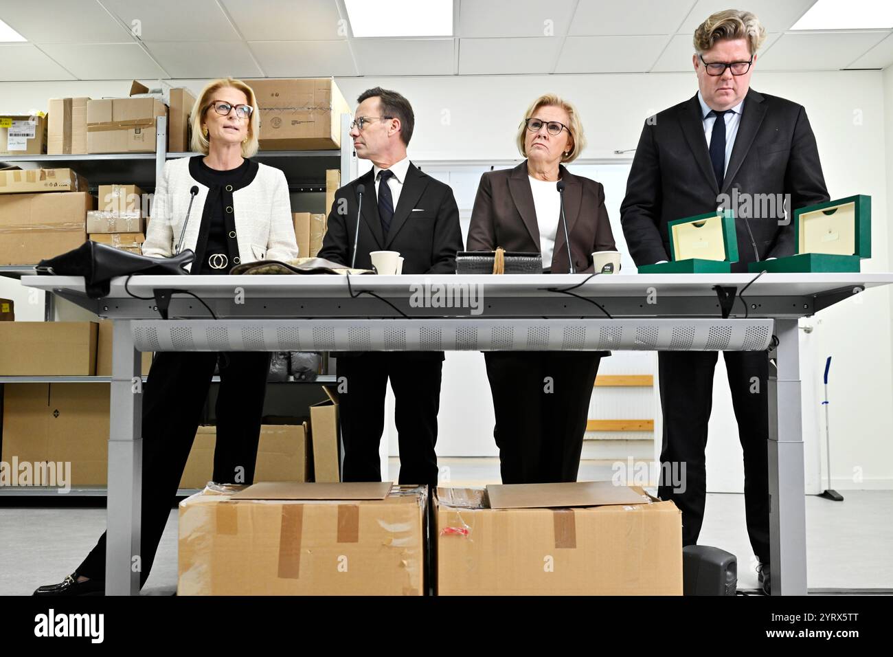 Réunion de presse avec la ministre suédoise des Finances Elisabeth Svantesson, le premier ministre Ulf Kristersson, le chef de la police Petra Lund et le ministre de la Justice Gunnar Strömmer à Stockholm, Suède, le 4 novembre 2024, sur la nouvelle législation sur la confiscation qui entrera en vigueur le 8 novembre. La loi permet à la police de saisir des articles de luxe de personnes même si elles ne sont pas soupçonnées d'un crime et si elles ne peuvent prouver qu'elles les ont acquis légalement. Photo : Pontus Lundahl / TT / Code 10050 Banque D'Images