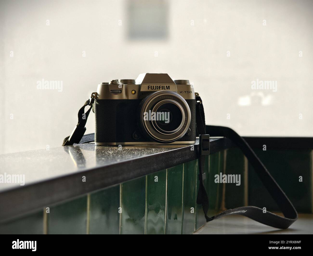 TomTom, Istanbul, Turquie - novembre 2024 : un appareil photo Fujifilm X-T50 avec un objectif TT Artisan sur une table de bar Banque D'Images