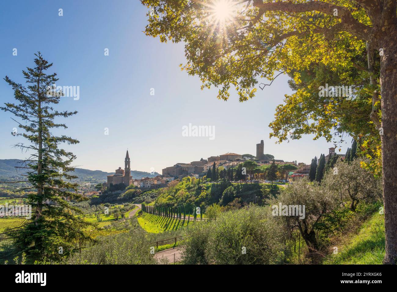Ville historique de Castiglion Fiorentino et l'église Collegiata di San Giuliano. Château de Montecchio en arrière-plan. Province d'Arezzo, Toscane reg Banque D'Images