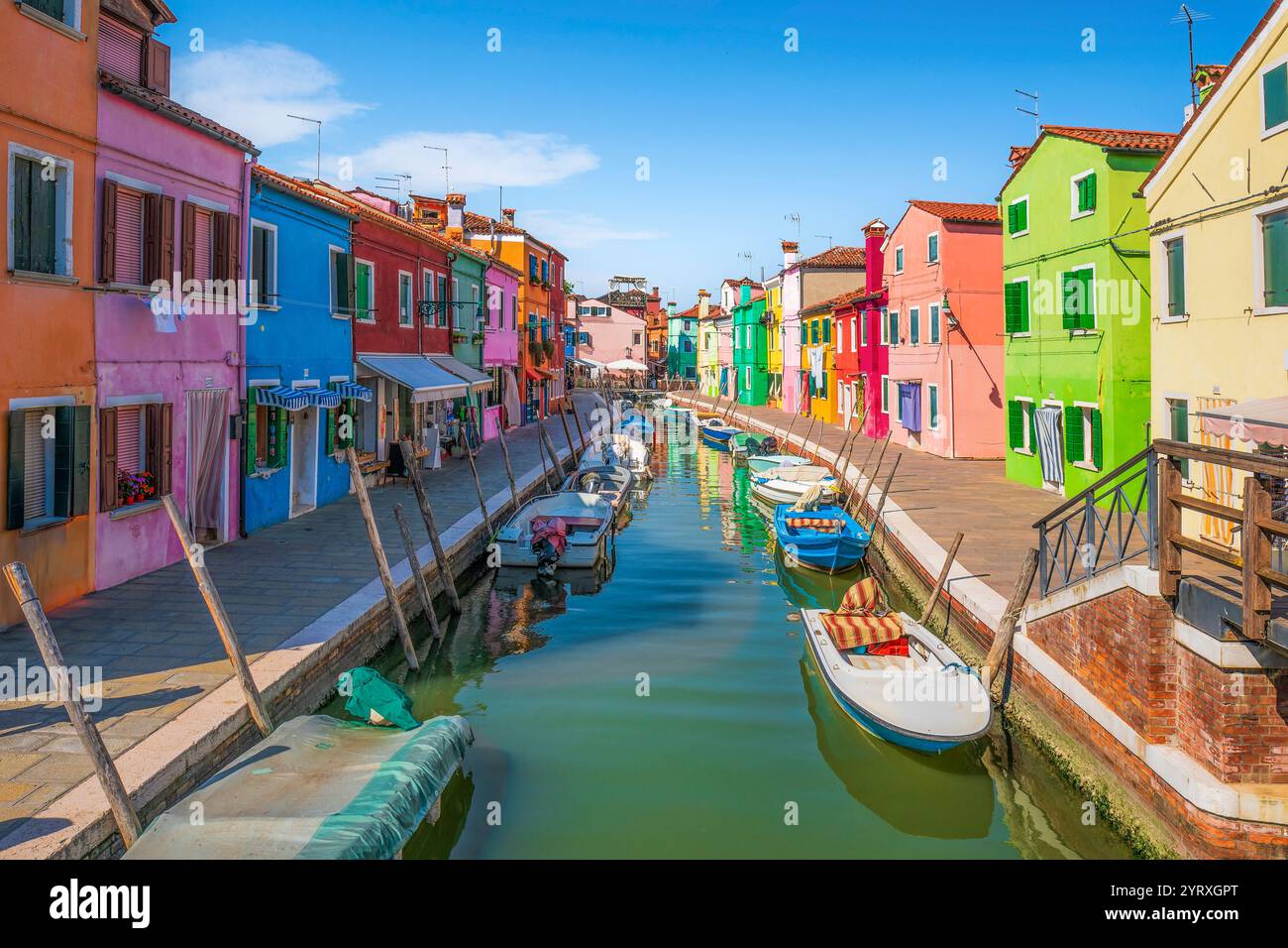 Canal de l'île de Burano, maisons colorées et bateaux dans la lagune de Venise. Région de Vénétie, Italie, Europe. Banque D'Images