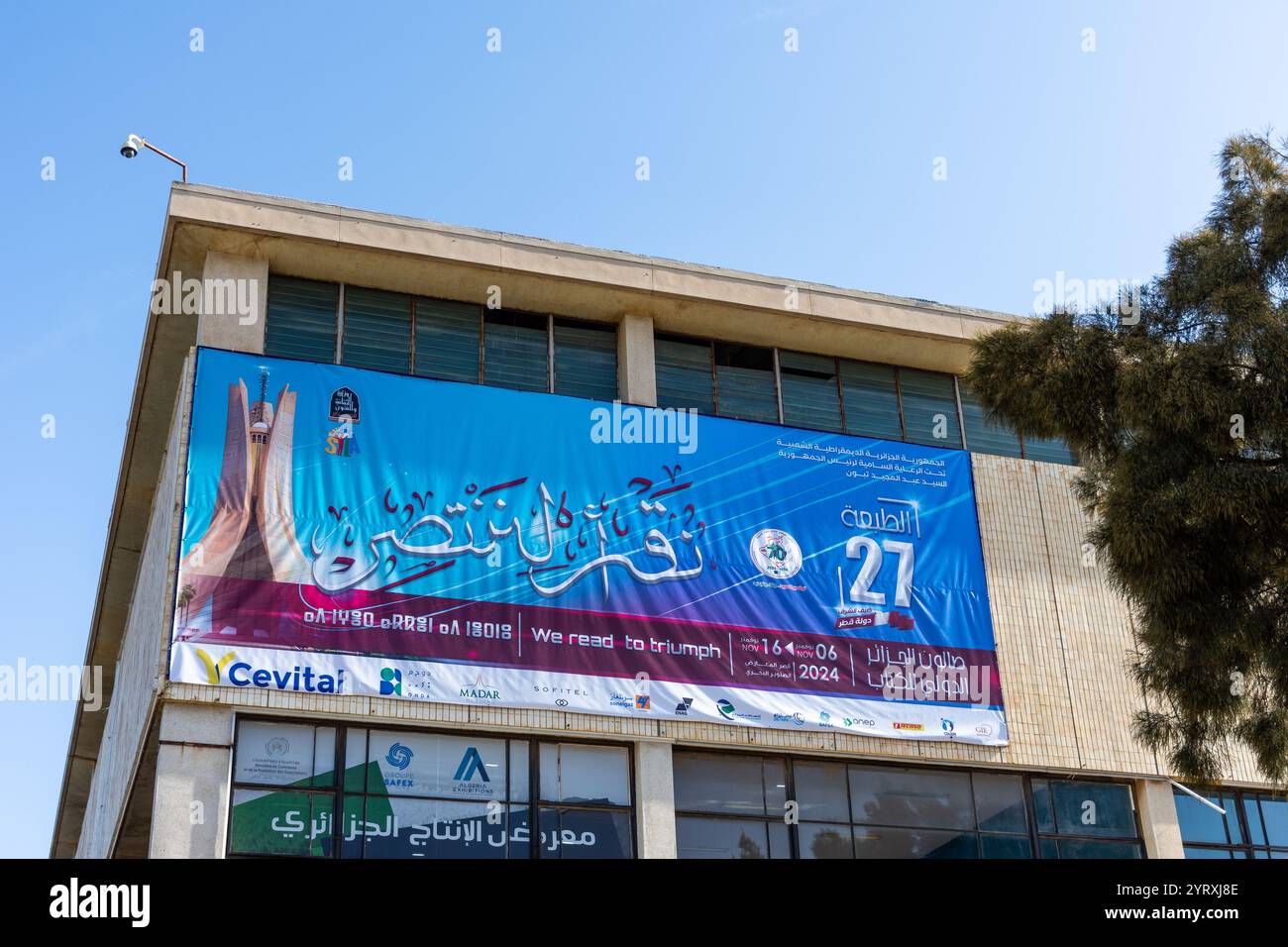 Foire internationale du livre d'Alger 2024 affiche sur le bâtiment, Algérie. Banque D'Images