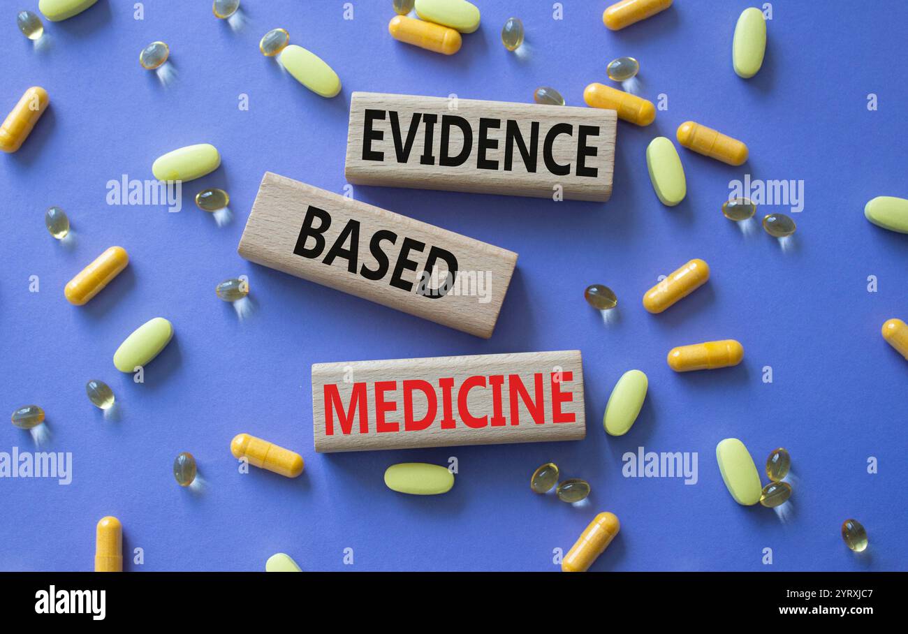 Symbole Evidence Based Medicine. Concept Word Evidence Based Medicine on Wooden Block. Beau fond violet avec des pilules. Médecine et preuves B Banque D'Images