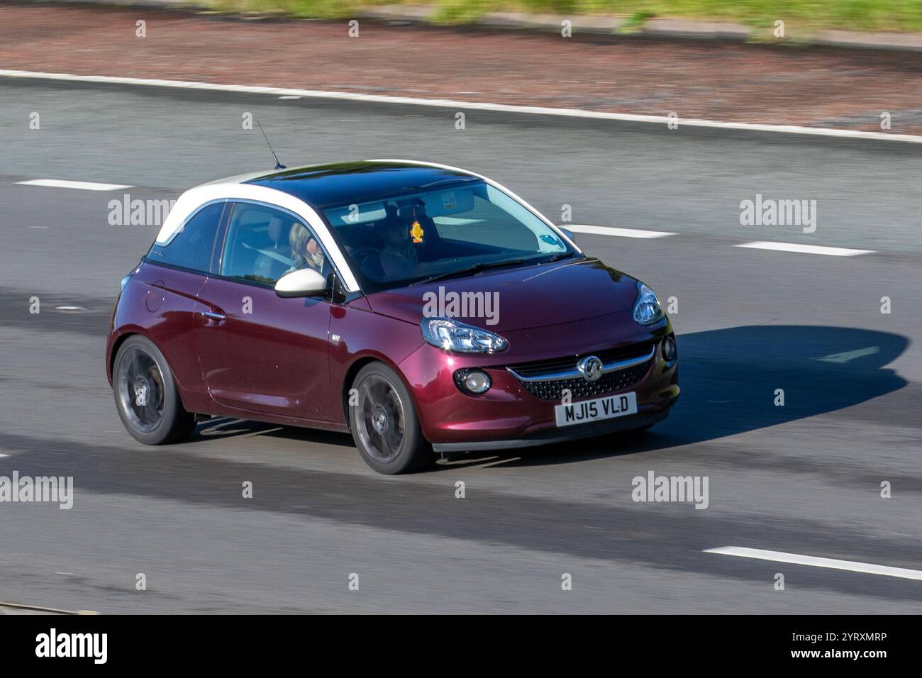 2015 Red Vauxhall Adam Glam ; voyage sur l'autoroute M6, Royaume-Uni Banque D'Images