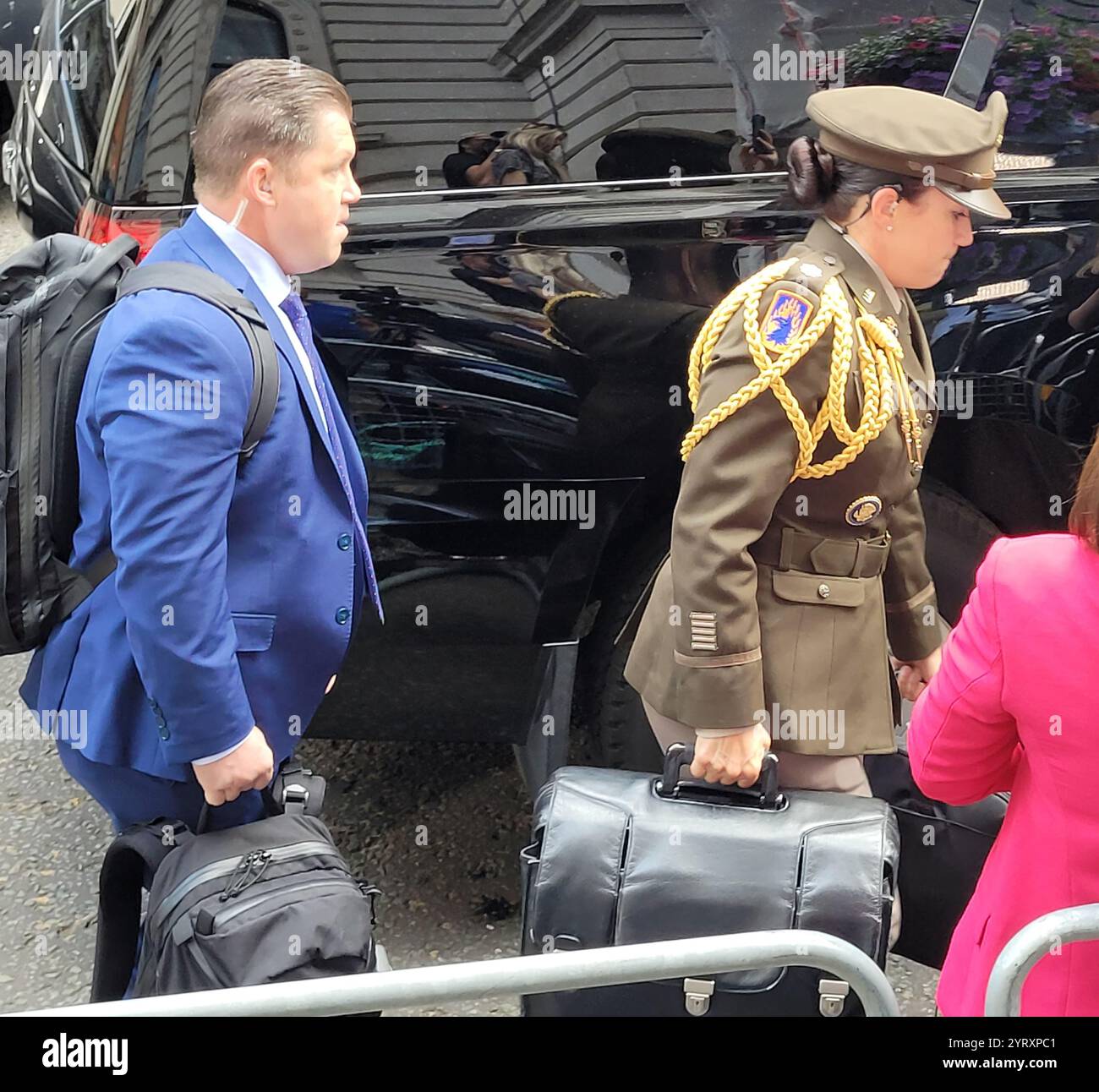 Les codes nucléaires accompagnent toujours le président américain. Ici, un officier porte le ballon de football nucléaire (sac) alors que le président Joe Biden rend visite à Rishi Sunak, le premier ministre britannique à Downing Street à Londres Banque D'Images