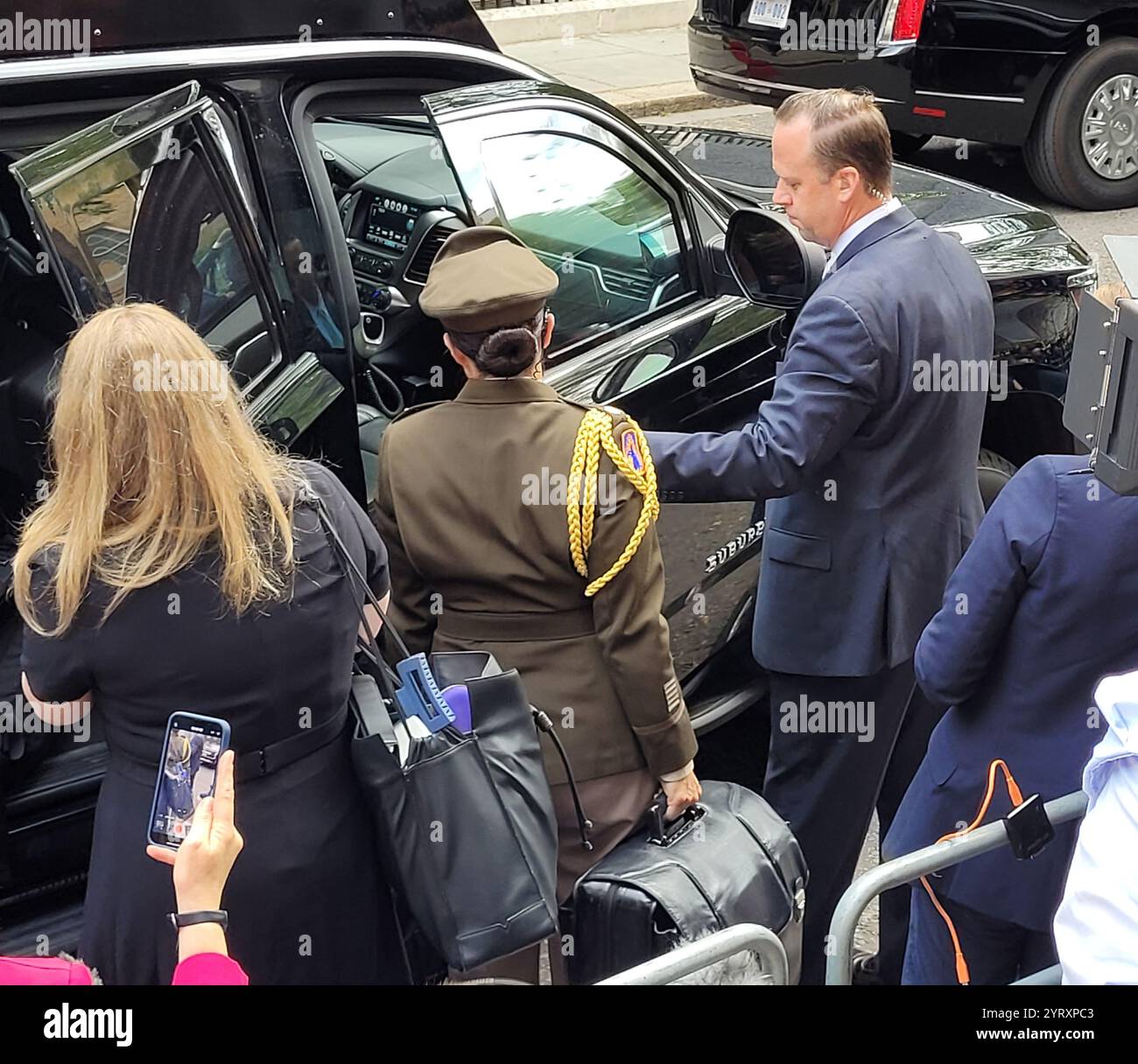 Les codes nucléaires accompagnent toujours le président américain. Ici, un officier porte le ballon de football nucléaire (sac) alors que le président Joe Biden rend visite à Rishi Sunak, le premier ministre britannique à Downing Street à Londres Banque D'Images