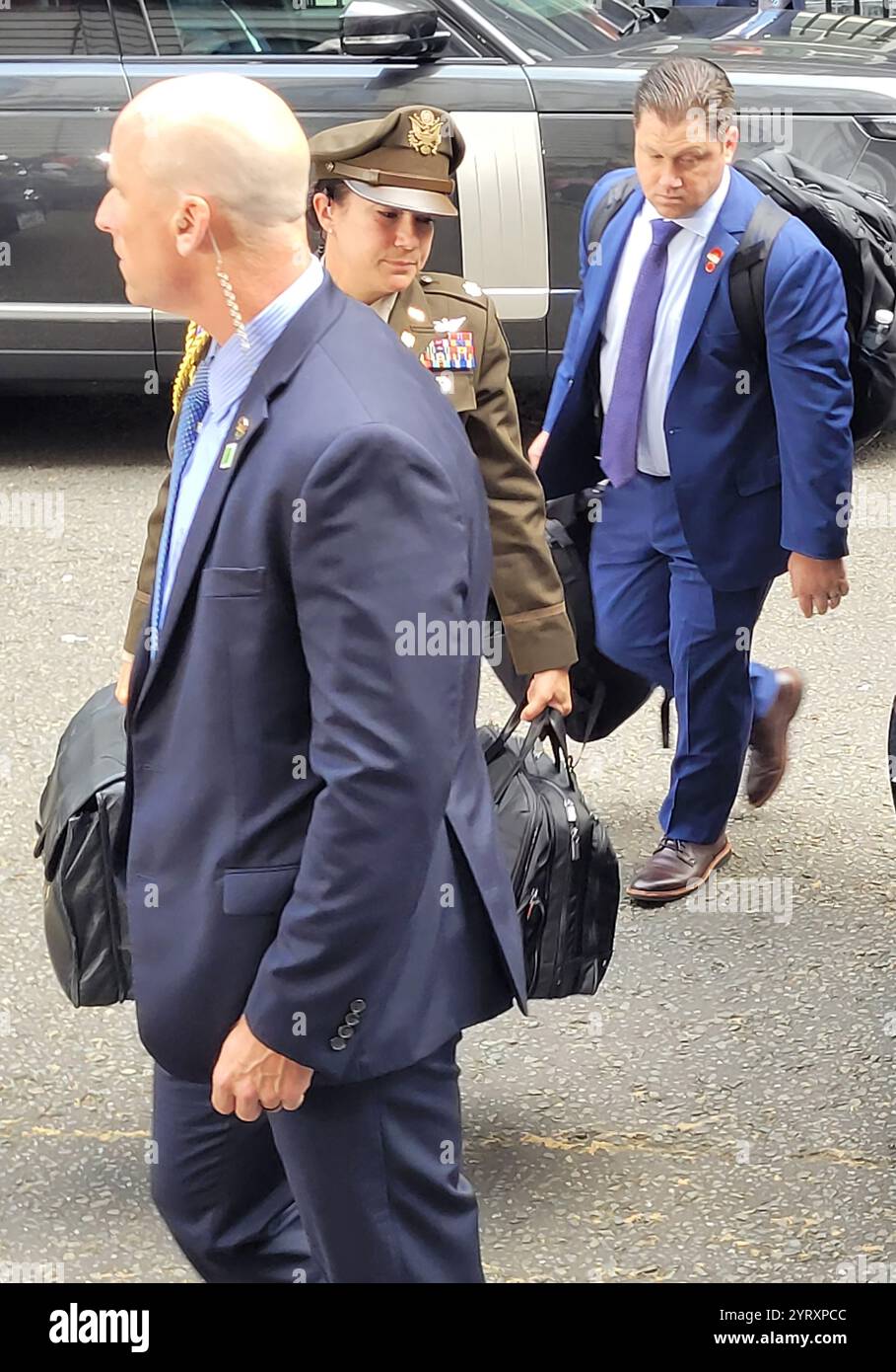 Les codes nucléaires accompagnent toujours le président américain. Ici, un officier porte le ballon de football nucléaire (sac) alors que le président Joe Biden rend visite à Rishi Sunak, le premier ministre britannique à Downing Street à Londres Banque D'Images