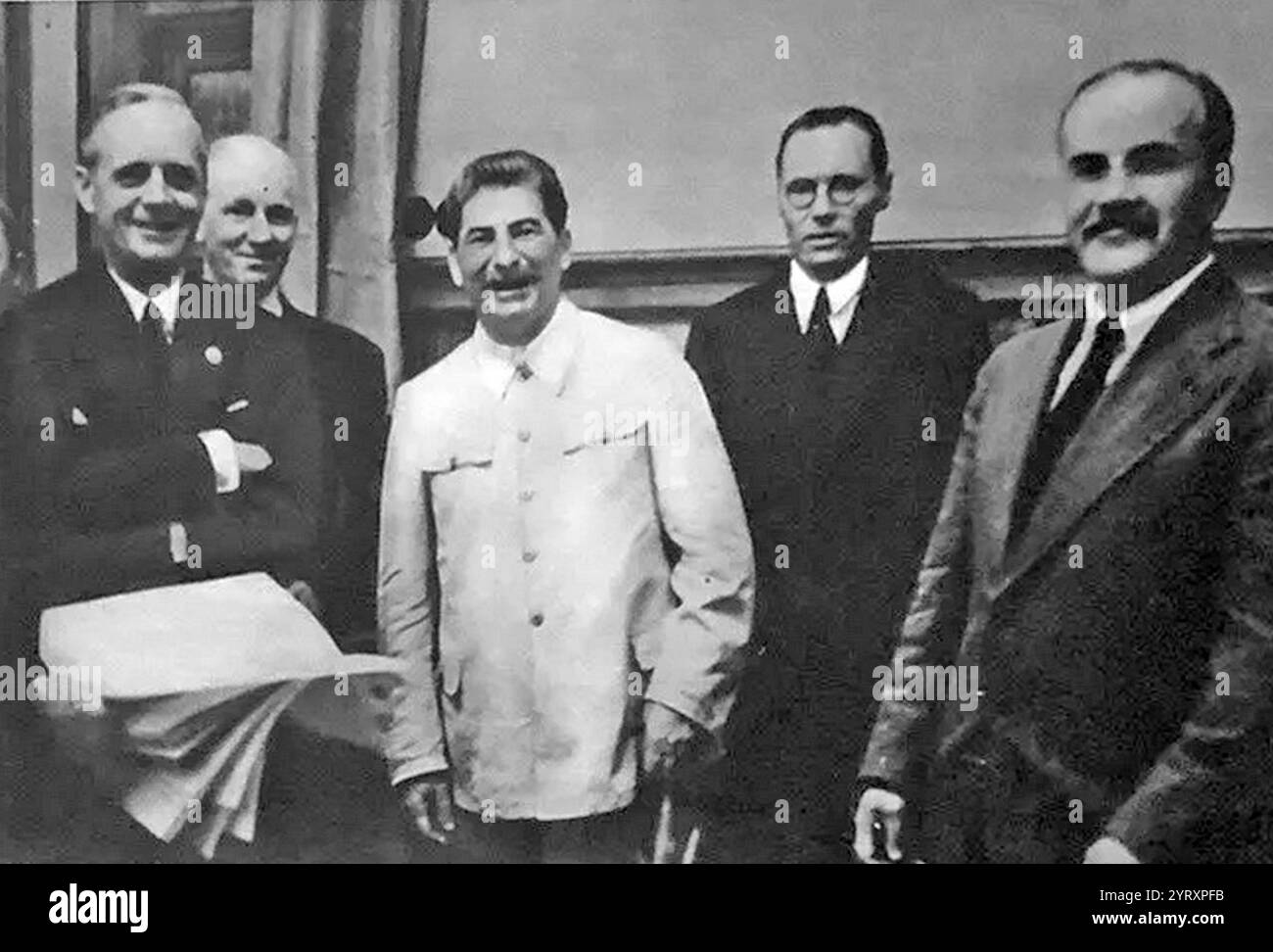 Le Molotov ? Le Pacte Ribbentrop, officiellement le Traité de non-agression entre l'Allemagne et l'URSS était un pacte entre l'Allemagne nazie et l'Union soviétique avec un protocole secret qui partageait l'Europe centrale et l'Europe de l'est entre eux. Le pacte a été signé à Moscou le 23 août 1939 par le ministre allemand des Affaires étrangères Joachim von Ribbentrop et le ministre soviétique des Affaires étrangères Vyacheslav Molotov. Banque D'Images