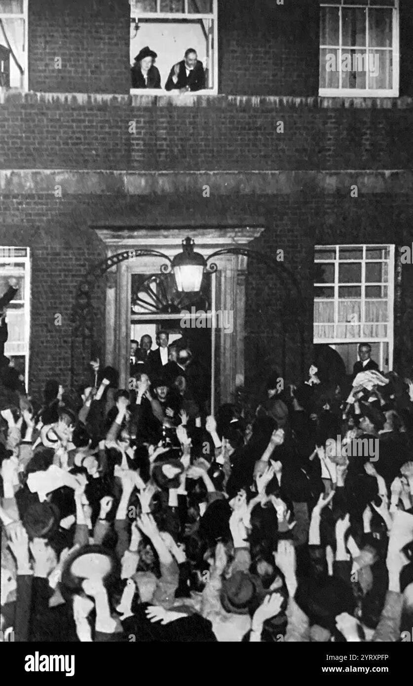 Des foules dans Downing Street saluent le premier ministre britannique Neville Chamberlain après son retour de Munich et a déclaré "la paix à notre époque". L'accord de Munich a été conclu le 30 septembre 1938 par l'Allemagne, la Grande-Bretagne, la République française et l'Italie. Elle prévoyait l'annexion allemande d'une partie de la Tchécoslovaquie appelée Sudètes, où vivaient plus de trois millions de personnes, principalement des Allemands de souche. Banque D'Images