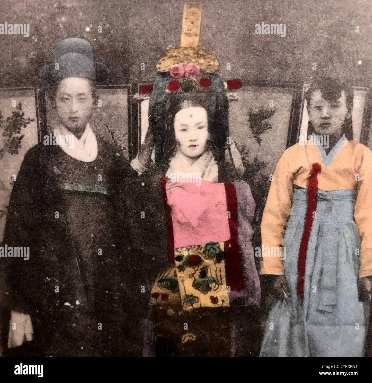 Carte postale impératrice Myeongseong de Corée (probablement un mariage royal mais non confirmé qui est sur la photo. Corée vers 1890 1900 Banque D'Images