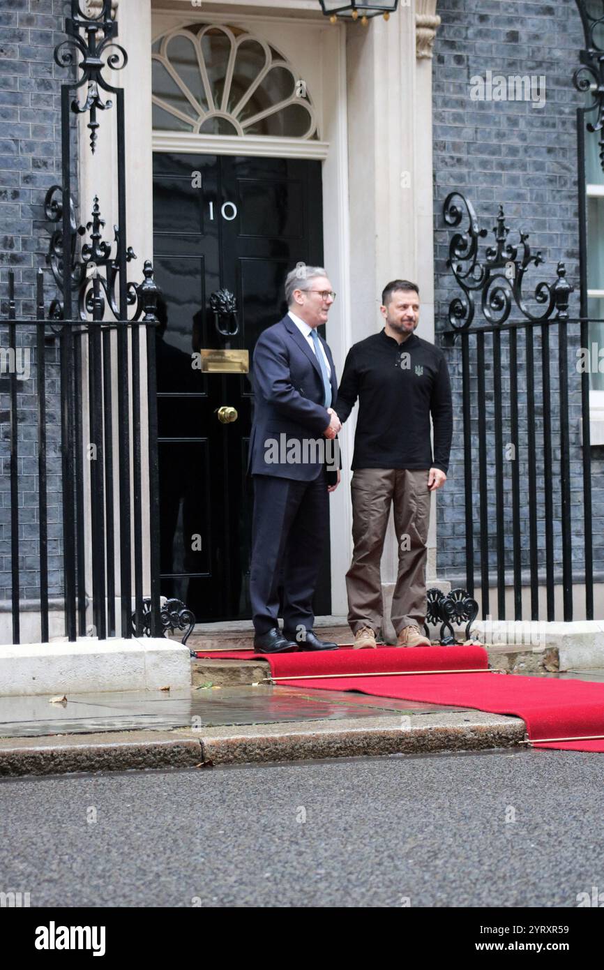 Le président ukrainien Volodymyr Zelensky est accueilli par le premier ministre Sir Keir Starmer à son arrivée à Downing Street. 10 octobre 2024 Banque D'Images