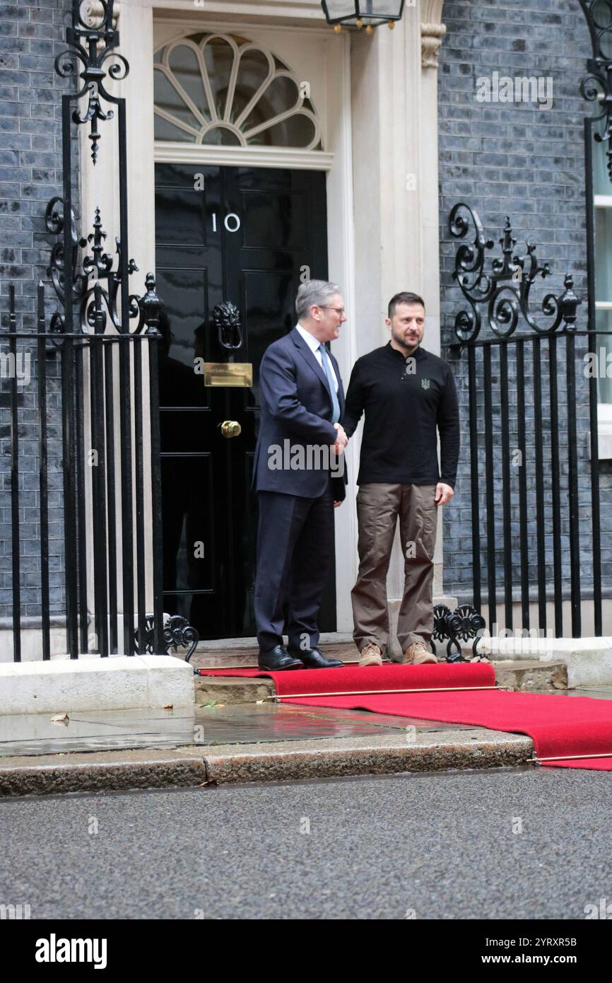 Le président ukrainien Volodymyr Zelensky est accueilli par le premier ministre Sir Keir Starmer à son arrivée à Downing Street. 10 octobre 2024 Banque D'Images