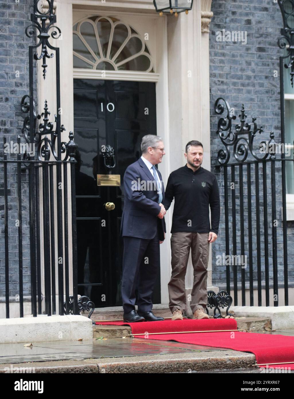 Le président ukrainien Volodymyr Zelensky est accueilli par le premier ministre Sir Keir Starmer à son arrivée à Downing Street. 10 octobre 2024 Banque D'Images