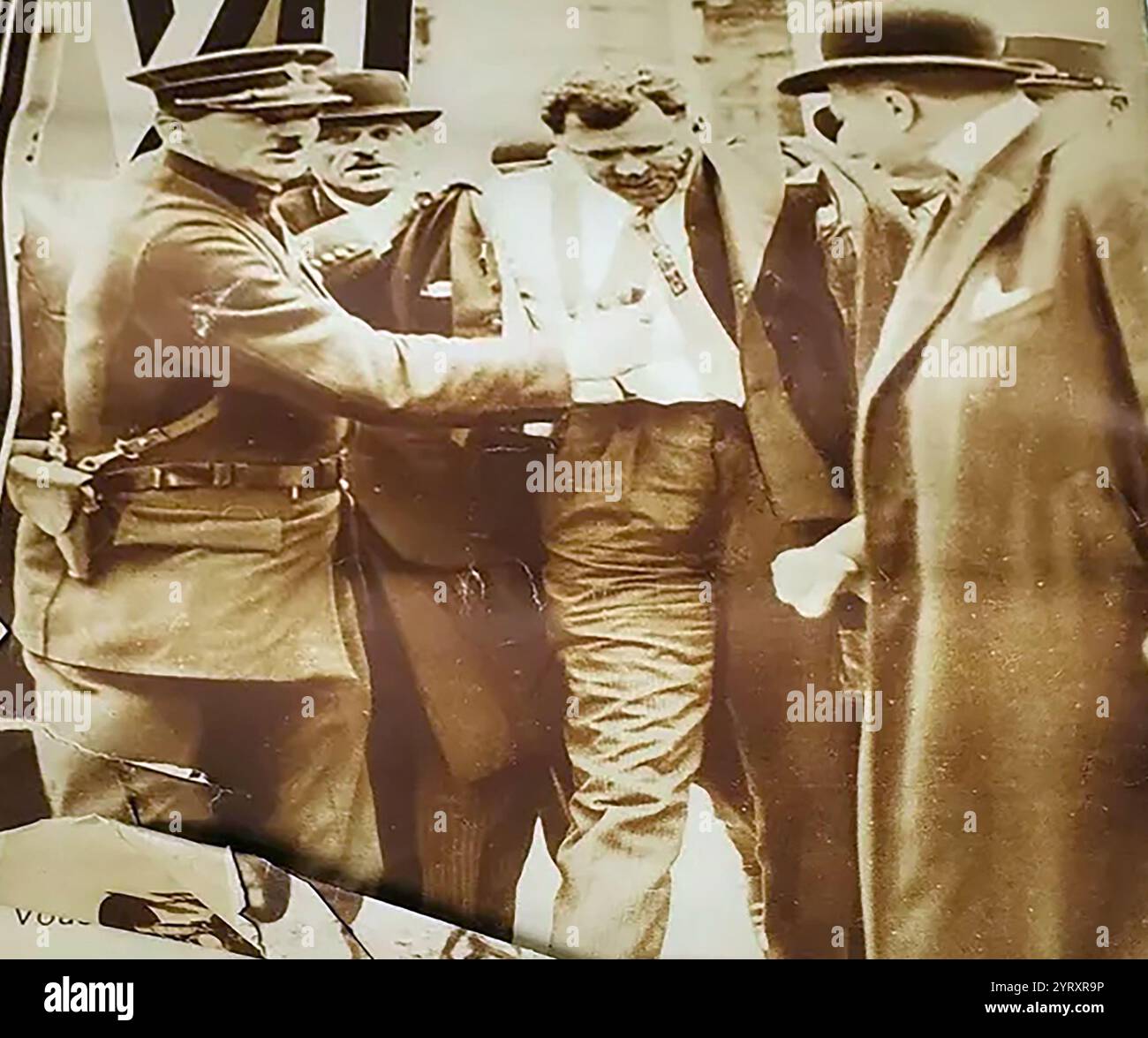 Paul Gorgulov (1895 1932), assassin du président français Paul Doumer, juillet 1932. Escorte policière Paul Gorguloff Président français Doumer assassin Banque D'Images