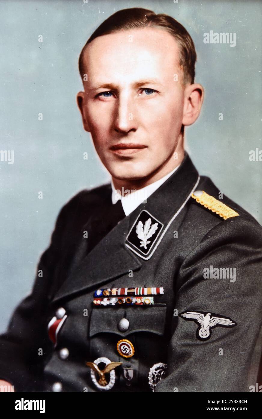 Reinhard Heydrich (1904 ? 4 juin 1942), fonctionnaire SS allemand pendant l'ère nazie et architecte de l'Holocauste. Heydrich est mortellement blessé à Prague le 27 mai 1942 à la suite de l'opération Anthropoid. Il a été pris en embuscade par une équipe de soldats tchèques et slovaques envoyés par le gouvernement tchécoslovaque en exil pour le tuer. Les renseignements nazis ont faussement lié les soldats aux villages de Lidice et le??KY. Les deux villages ont été rasés et les habitants déportés ou tués. Banque D'Images