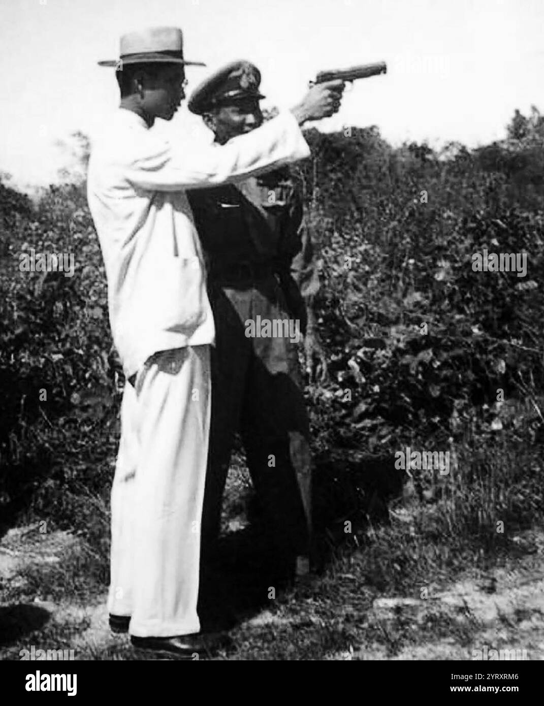 Ananda Mahidol a vu s'entraîner avec le pistolet qui l'a tué. Mahidol (20 septembre 1925 ? 9 juin 1946) roi du Siam (plus tard Thaïlande) de la dynastie Chakri, titré Rama VIII au moment où il a été reconnu comme roi par l'Assemblée nationale en mars 1935, il était un garçon de neuf ans vivant en Suisse. Il est retourné en Thaïlande en décembre 1945, mais six mois plus tard, en juin 1946, il a été retrouvé abattu dans son lit. sa mort a été déclarée meurtre par les médecins légistes, et trois aides royales ont été exécutées plus tard à la suite de procès très irréguliers. Banque D'Images