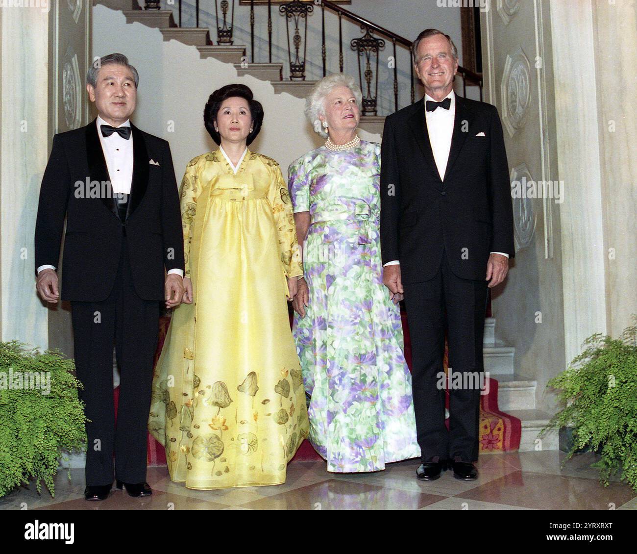 Le Président George H. W. Bush et MRS Barbara Bush organisent un dîner d'État pour le Président coréen Roh Tae woo et son épouse Kim OK Suk à la Maison Blanche le 02 juillet 1991 Banque D'Images Le Président George H. W. Bush et MRS Barbara Bush organisent un dîner d'État pour le Président coréen Roh Tae woo et son épouse Kim OK Suk à la Maison Blanche le 02 juillet 1991 Banque D'Images