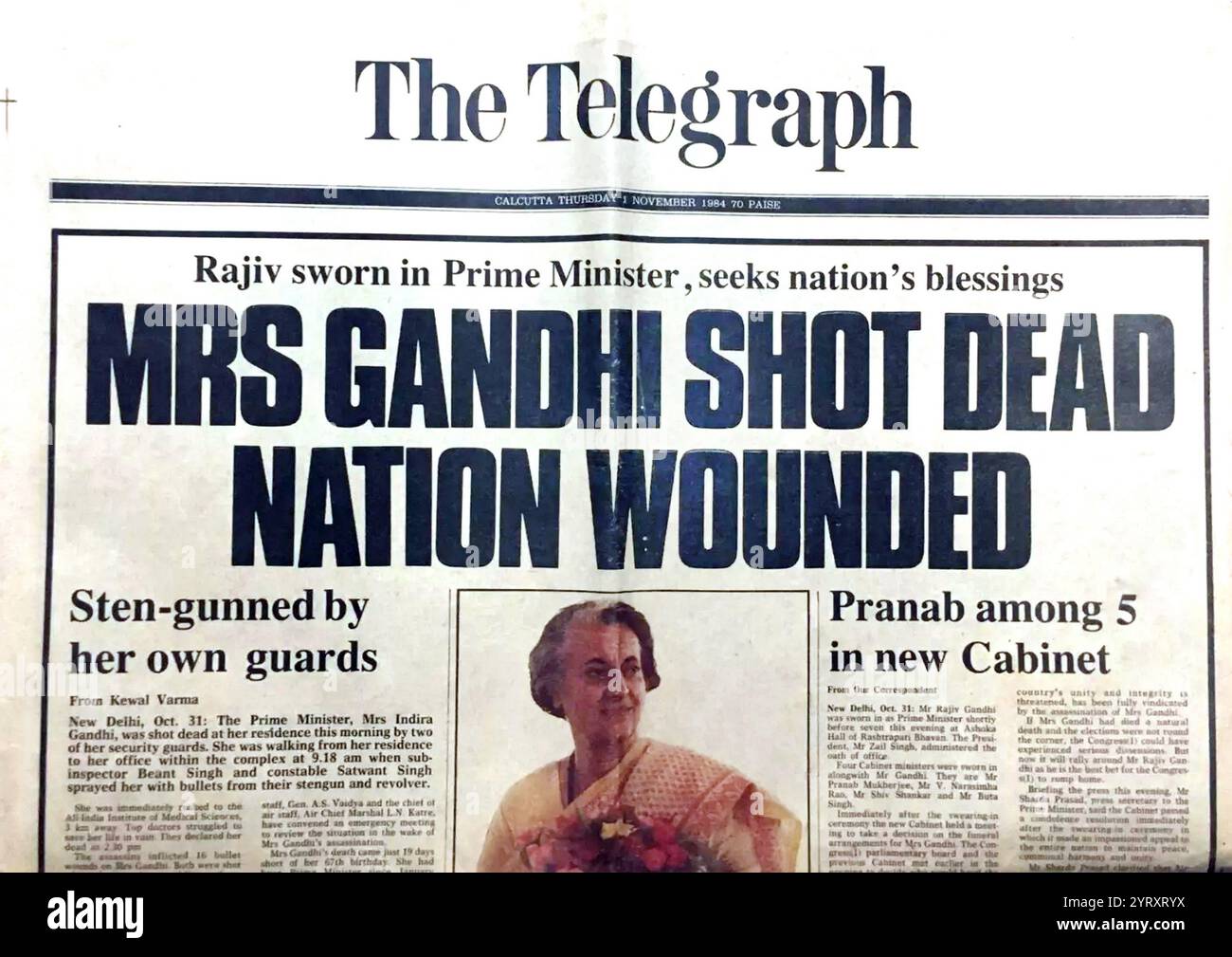 Couverture médiatique de la première ministre indienne Indira Gandhi assassinée en octobre 1984 à sa résidence de Safdarjung Road, New Delhi. Elle a été tuée par ses gardes du corps sikhs, Satwant Singh et Beant Singh Banque D'Images