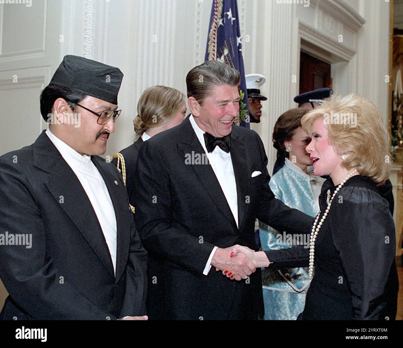 Le président Ronald Reagan avec le roi Birendra Bir Kikram Shah Dev du Népal et Joan Rivers 1983 Banque D'Images