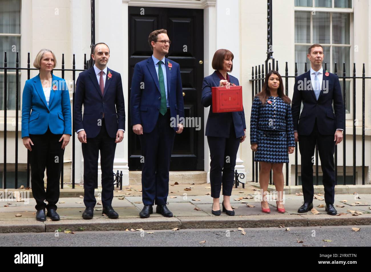 Les ministres du Trésor britanniques quittent le 11 Downing Street pour présenter le budget au Parlement. 30 octobre 2024. De gauche à droite : Emma Reynolds, secrétaire parlementaire au Trésor ; James Murray, secrétaire de l'Échiquier au Trésor ; Darren Jones, secrétaire en chef du Trésor ; Rachel Reeves, chancelière de l'Échiquier ; Tulip Siddiq, secrétaire économique au Trésor et Lord Livermore, secrétaire financier au Trésor. Banque D'Images