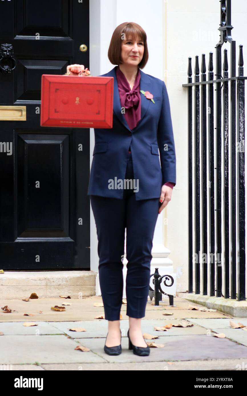 Rachel Reeves, chancelière de l'Échiquier, quitte le 11 Downing Street pour présenter le budget au Parlement. 30 octobre 2024. Banque D'Images