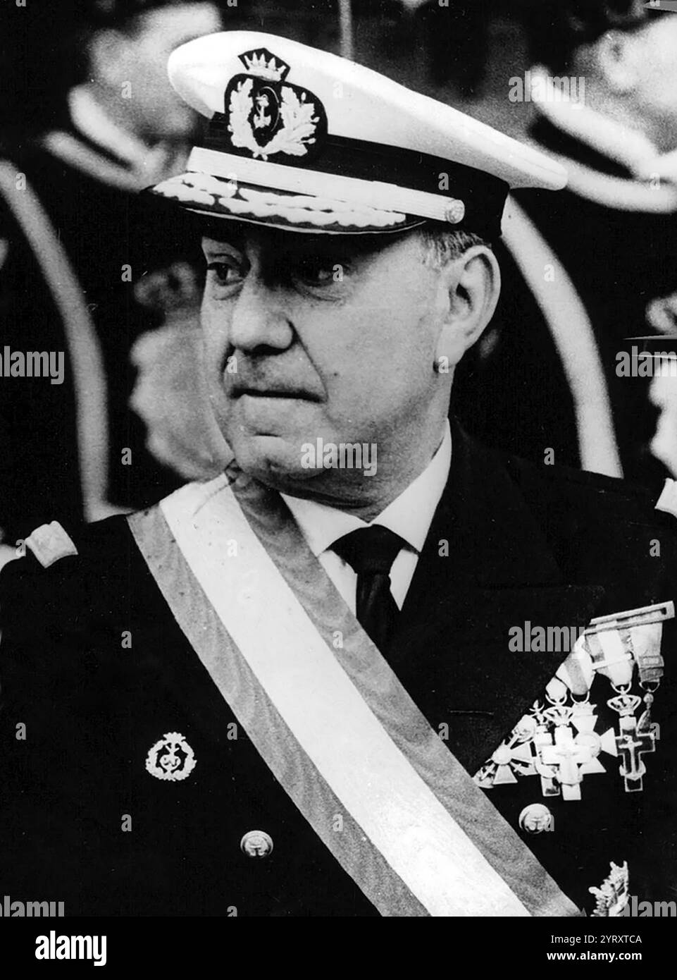 Amiral-général Luis Carrero Blanco (1904 ? 1973), était un officier de la marine espagnole et homme politique. Confident de longue date et bras droit du dictateur Francisco Franco, Carrero a été premier ministre espagnol. Il est député de Franco de 1967 à 1973. Il a également été le principal rédacteur de la loi de succession de 1947 à la tête de l'État. Franco l'a choisi comme successeur au poste de chef du gouvernement. Peu de temps après son accession au poste de premier ministre, Carrero Blanco est assassiné à Madrid dans un attentat à la bombe perpétré le 20 décembre 1973 par le groupe nationaliste basque Euskadi Ta Askatasuna (ETA) Whil Banque D'Images