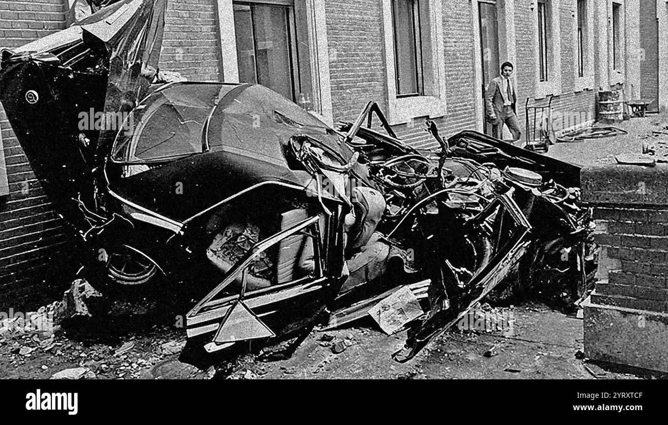 Dommages dans la route où l'amiral-général Luis Carrero Blanco (1904 ? 1973), a été assassiné. Blanco était un officier de la marine espagnole et un homme politique. Confident de longue date et bras droit du dictateur Francisco Franco, Carrero a été premier ministre espagnol. Il est député de Franco de 1967 à 1973. Il a également été le principal rédacteur de la loi de succession de 1947 à la tête de l'État. Franco l'a choisi comme successeur au poste de chef du gouvernement. Peu de temps après son accession au poste de premier ministre, Carrero Blanco est assassiné à Madrid dans un attentat à la bombe perpétré le 20 décembre 1973 par les Basques Banque D'Images