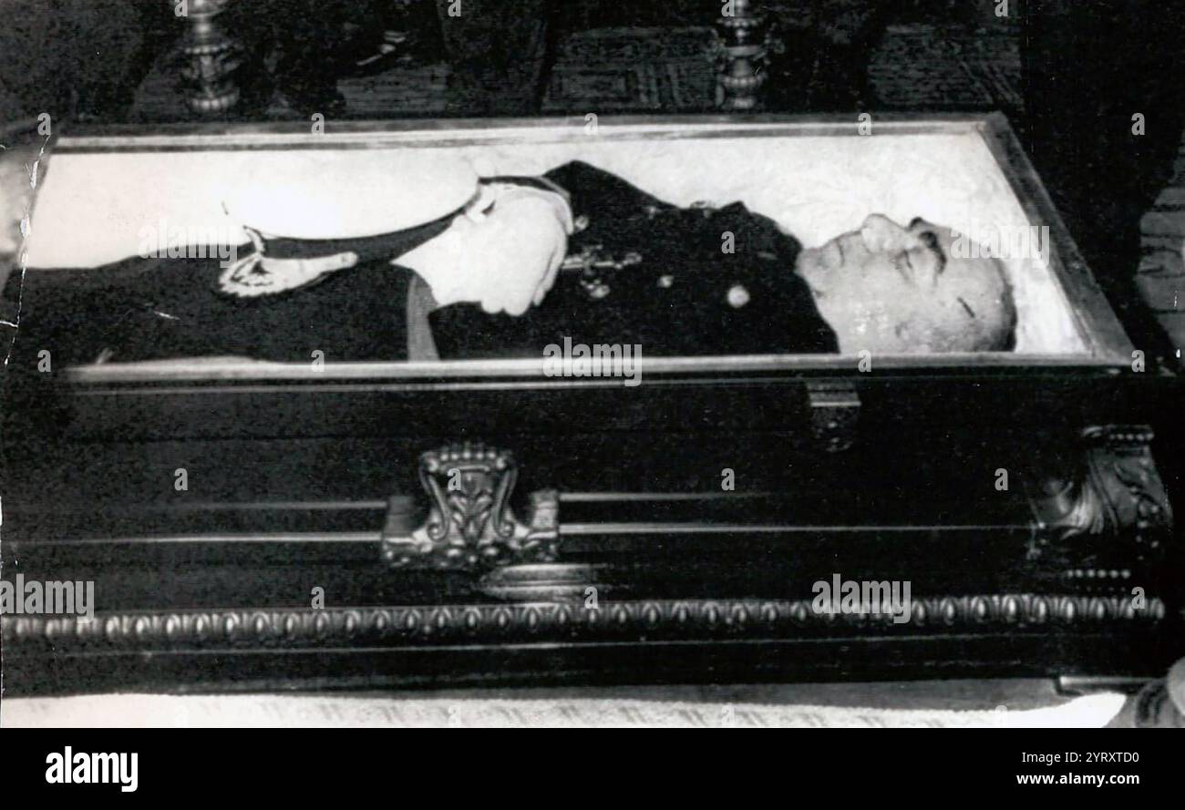 Cratère de bombe sur la route où l'amiral-général Luis Carrero Blanco (1904 ? 1973), a été assassiné. Blanco était un officier de la marine espagnole et un homme politique. Confident de longue date et bras droit du dictateur Francisco Franco, Carrero a été premier ministre espagnol. Il est député de Franco de 1967 à 1973. Il a également été le principal rédacteur de la loi de succession de 1947 à la tête de l'État. Franco l'a choisi comme successeur au poste de chef du gouvernement. Peu de temps après être devenu premier ministre, Carrero Blanco a été assassiné à Madrid dans un bombardement de rue le 20 décembre 1973 par le B Banque D'Images