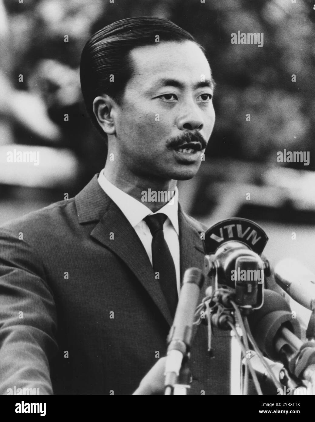 Le premier ministre Nguyen Cao Ky s’adresse à la presse après son retour de la Conférence d’Honolulu, en février 1966 Banque D'Images