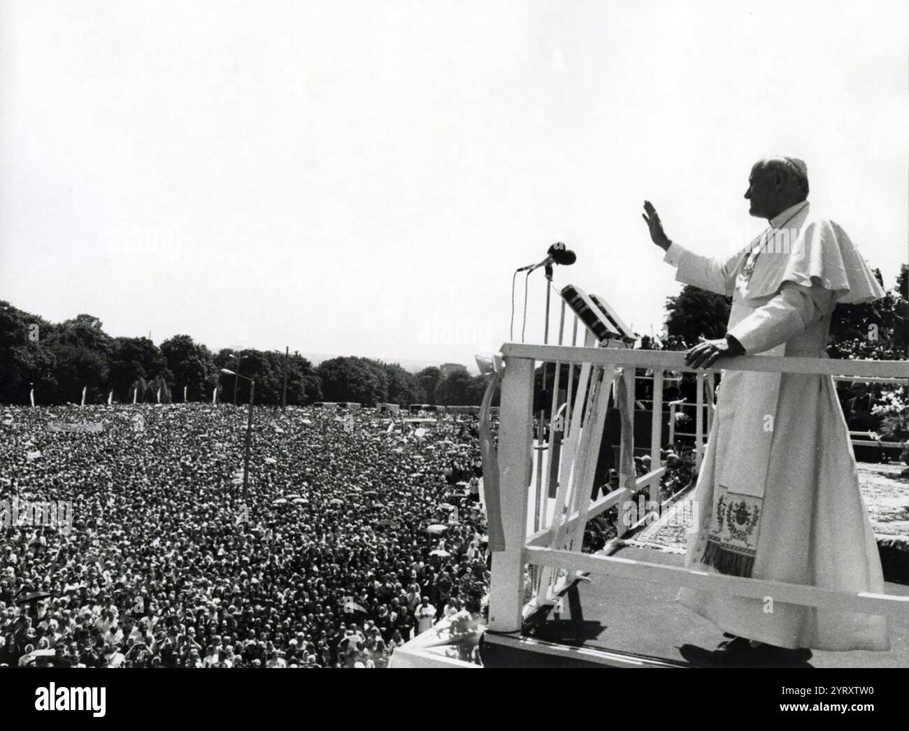 Le pape Jean-Paul II en Pologne accueilli par une foule immense en 1979. Banque D'Images Le pape Jean-Paul II en Pologne accueilli par une foule immense en 1979. Banque D'Images