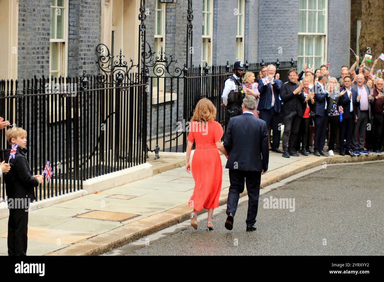 Le chef du Parti travailliste, Sir Keir Starmer et son épouse Victoria, arrivent comme premier ministre à Downing Street, Londres, après la victoire électorale du 5 juillet 2024. Banque D'Images