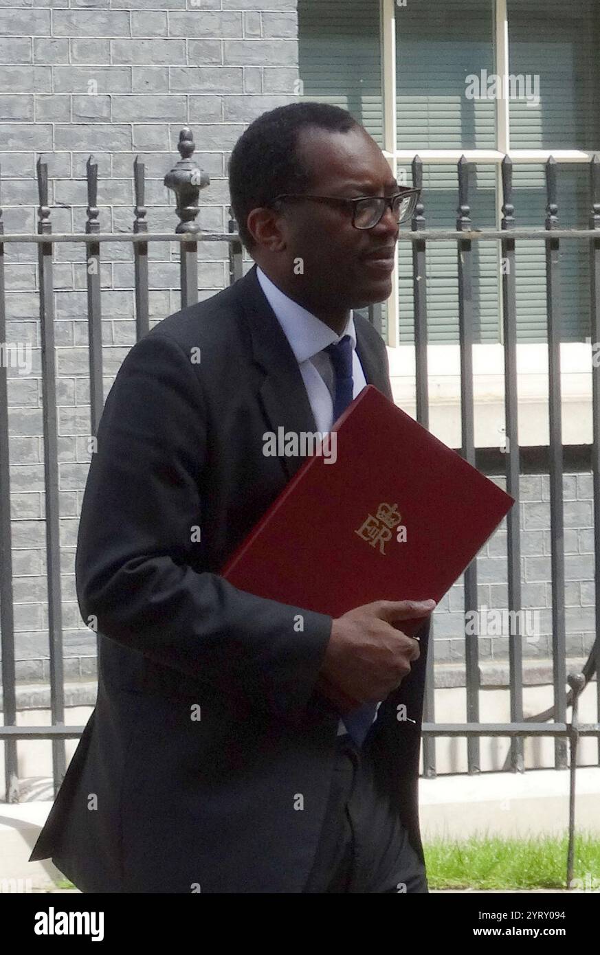 Kwasi Kwarteng à Downing Street pour informer le premier ministre Boris Johnson. Mai 2021. Kwasi Kwarteng (né en 1975), politicien du Parti conservateur britannique, secrétaire d'État aux entreprises, à l'énergie et à la stratégie industrielle depuis 2021. Banque D'Images
