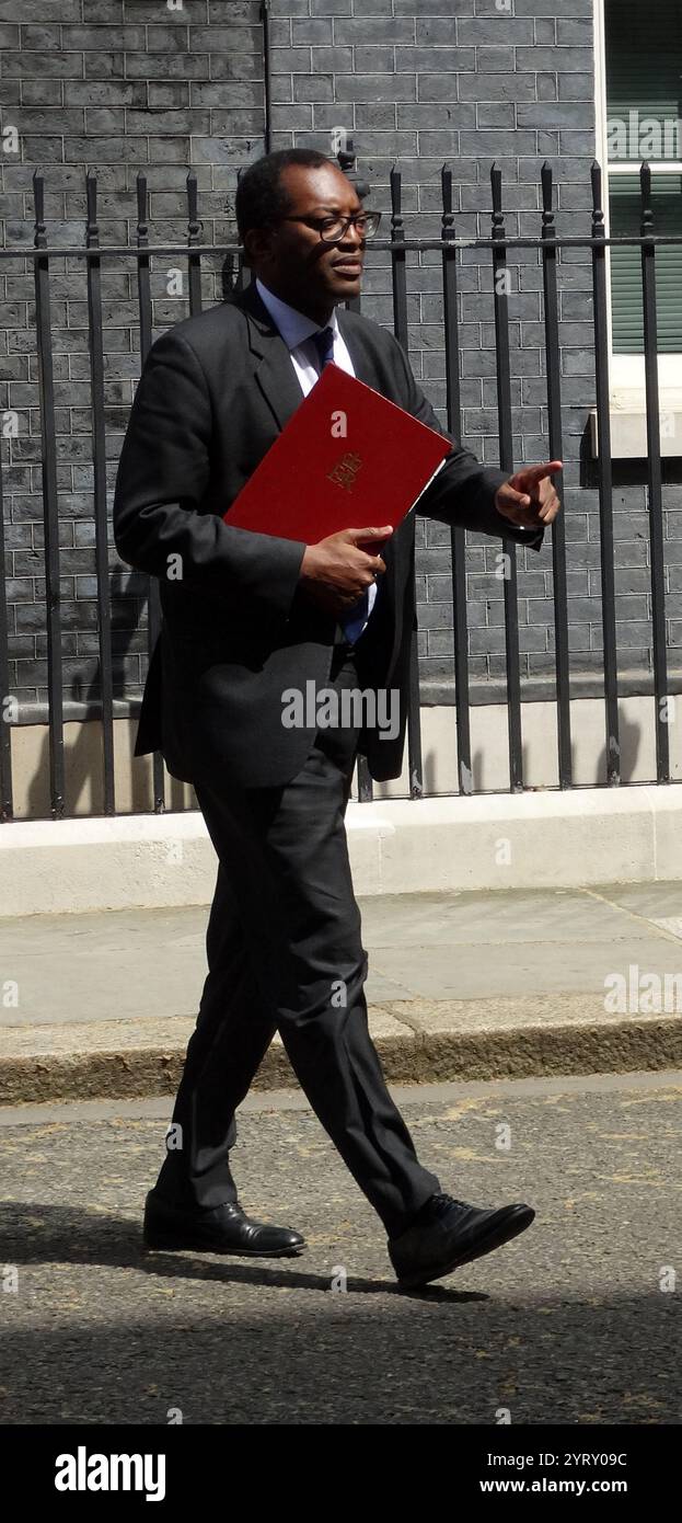 Kwasi Kwarteng à Downing Street pour informer le premier ministre Boris Johnson. Mai 2021. Kwasi Kwarteng (né en 1975), politicien du Parti conservateur britannique, secrétaire d'État aux entreprises, à l'énergie et à la stratégie industrielle depuis 2021. Banque D'Images