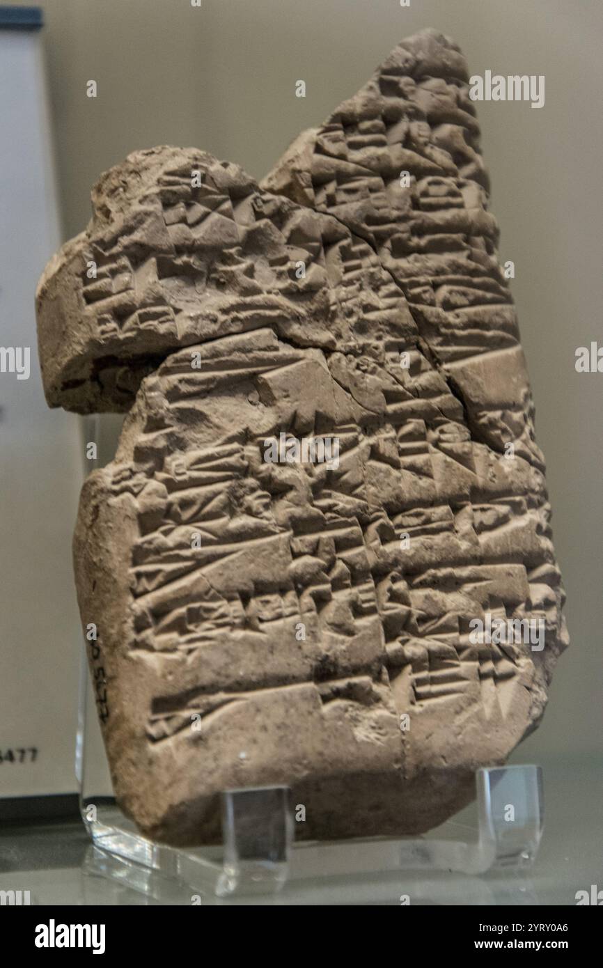 Copie d'une inscription votive bilingue (sumérien-akkadien) de Rimush, roi d'Akkad, probablement tirée d'une statue à l'intérieur du temple du Dieu Enlil à Nippur, copie faite sur argile à l'époque paléo-babylonienne (début du IIe millénaire av. J.-C.) Banque D'Images