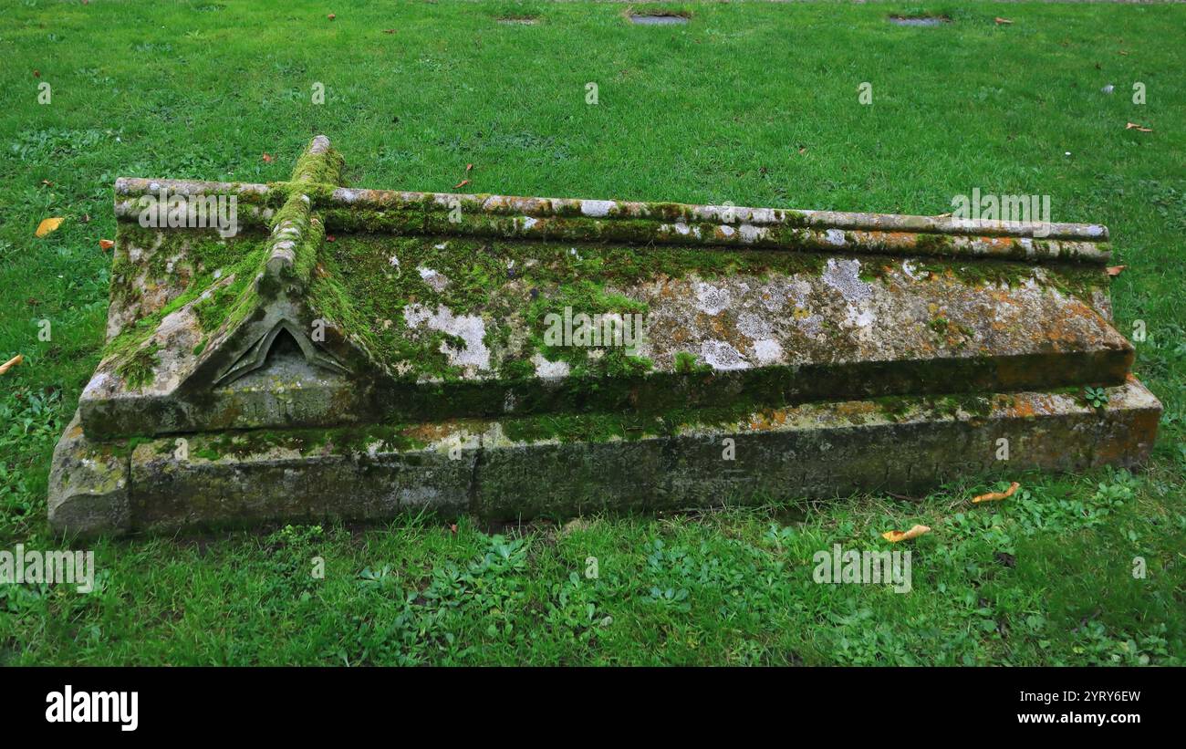 Romsey, Southampton, Angleterre. 4 novembre 2024. Une vieille tombe couverte ou tombe avec une croix sur le couvercle et de la mousse poussant à la surface, à l'extérieur de l'abbaye de Romsey. Banque D'Images