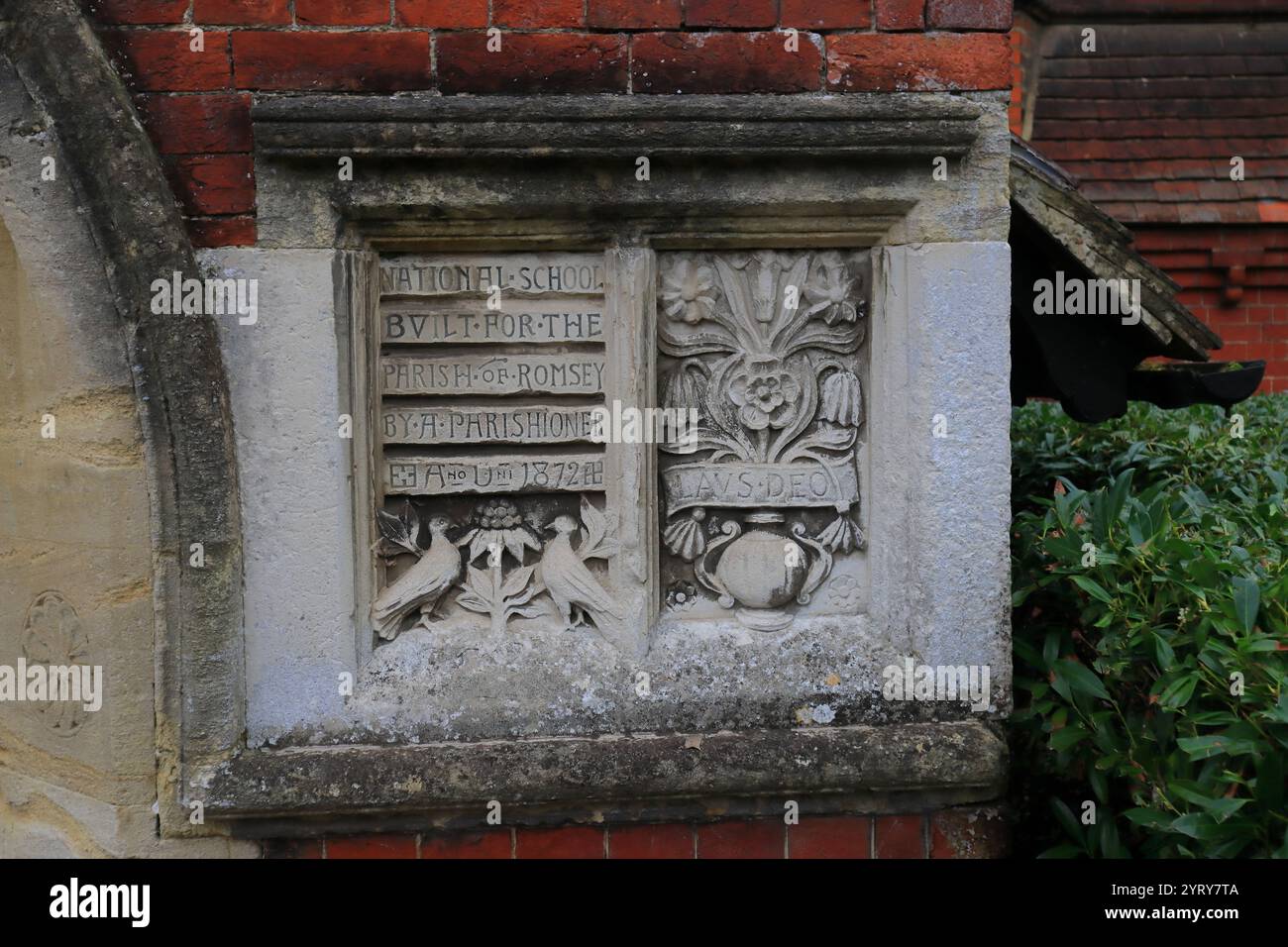 Romsey, Southampton, Angleterre. 4 novembre 2024. Une pierre commémorative avec un écusson et des mots latins près de l'entrée de la bibliothèque, anciennement une école de garçons. Banque D'Images