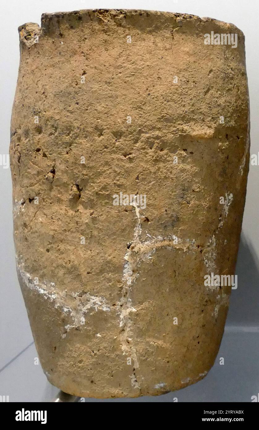 Poterie de l'âge du bronze trouvée au cimetière de crémation à Rimbury Urnfield, près de Weymouth, Angleterre. La culture Deverel-Rimbury, était un nom donné à une culture archéologique britannique, âge du bronze moyen. Il est nommé d'après deux sites de barrow dans le Dorset et date entre 1600 et 1100 av. J.-C. La culture Urnfield (c. 1300 av. J.-C. - 750 av. J.-C.) était une culture de l'âge du bronze tardif de l'Europe centrale Banque D'Images