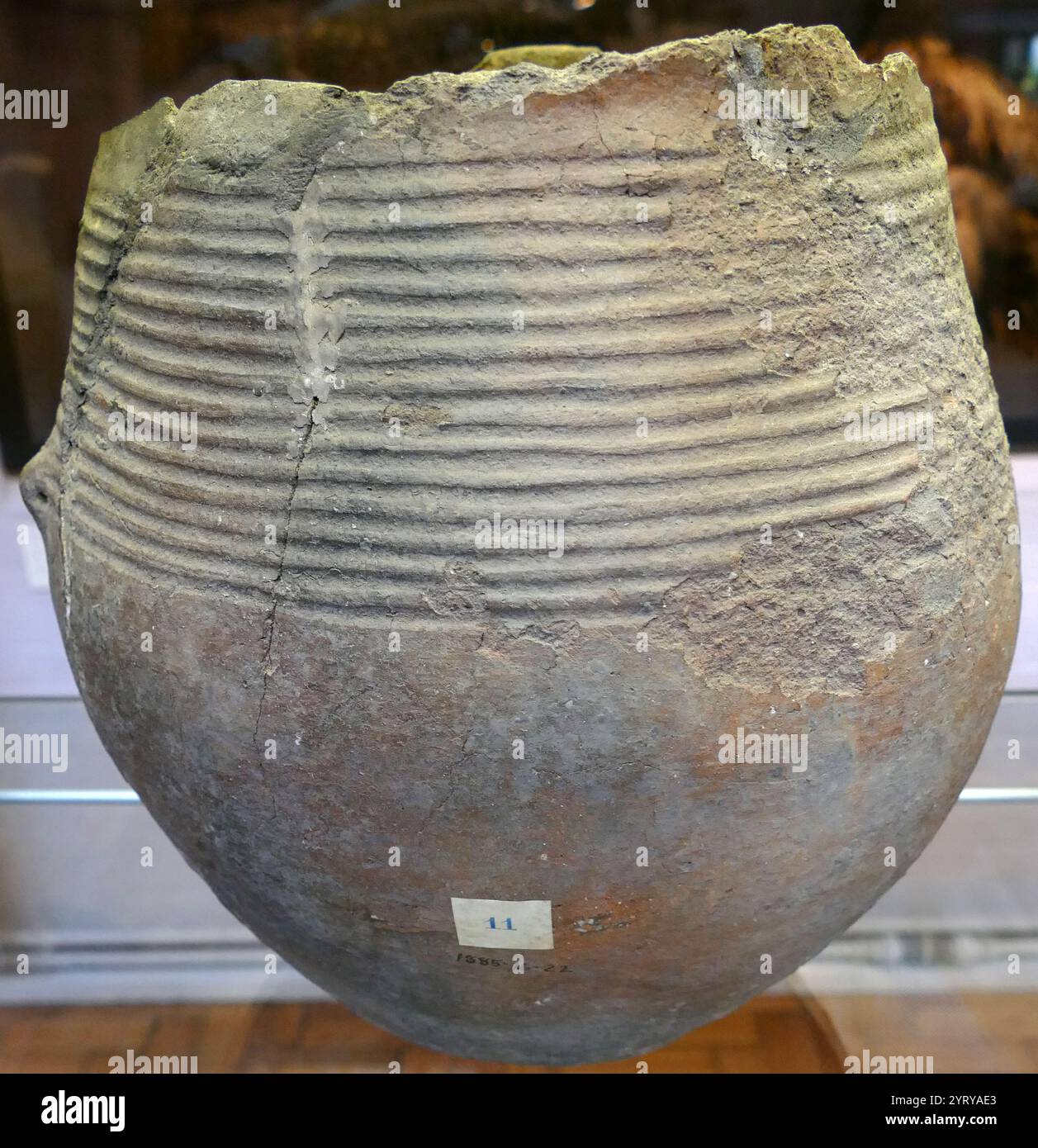 Urne funéraire de l'âge de bronze ; 2100-750 av. J.-C., utilisée pour les cendres incinérées. Trouvé dans le Dorset en Angleterre 1880. Banque D'Images