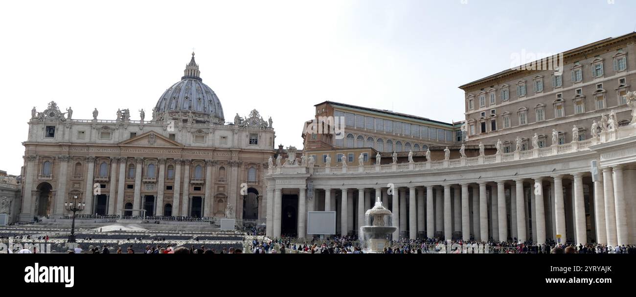 Basilique Saint-Pierre, appartements pontificaux et colonnade du Bernin, Cité du Vatican, Rome par Gian Lorenzo Bernini (1598 - 1680), sculpteur et architecte italien. Les appartements papaux, les appartements privés non officiels, étatiques et religieux, du Palais apostolique de la Cité du Vatican. Depuis le XVIIe siècle, les appartements pontificaux sont la résidence officielle du pape en sa qualité religieuse Banque D'Images