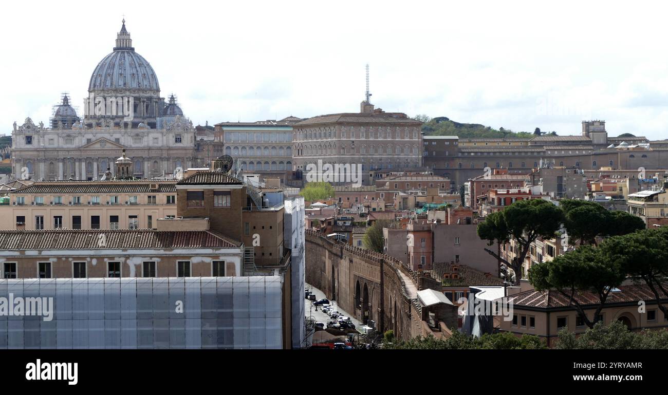 Basilique Saint-Pierre, appartement pontifical et remparts, Cité du Vatican, Rome. Les appartements papaux, les appartements privés non officiels, étatiques et religieux, du Palais apostolique de la Cité du Vatican. Depuis le XVIIe siècle, les appartements pontificaux sont la résidence officielle du pape en sa qualité religieuse (en tant que souverain pontife). Avant 1870, la résidence officielle du pape en sa qualité de souverain des États pontificaux était le Palais du Quirinal, qui est maintenant la résidence officielle du président de la République italienne. Les appartements papaux sont mentionnés en italien par plusieurs Banque D'Images