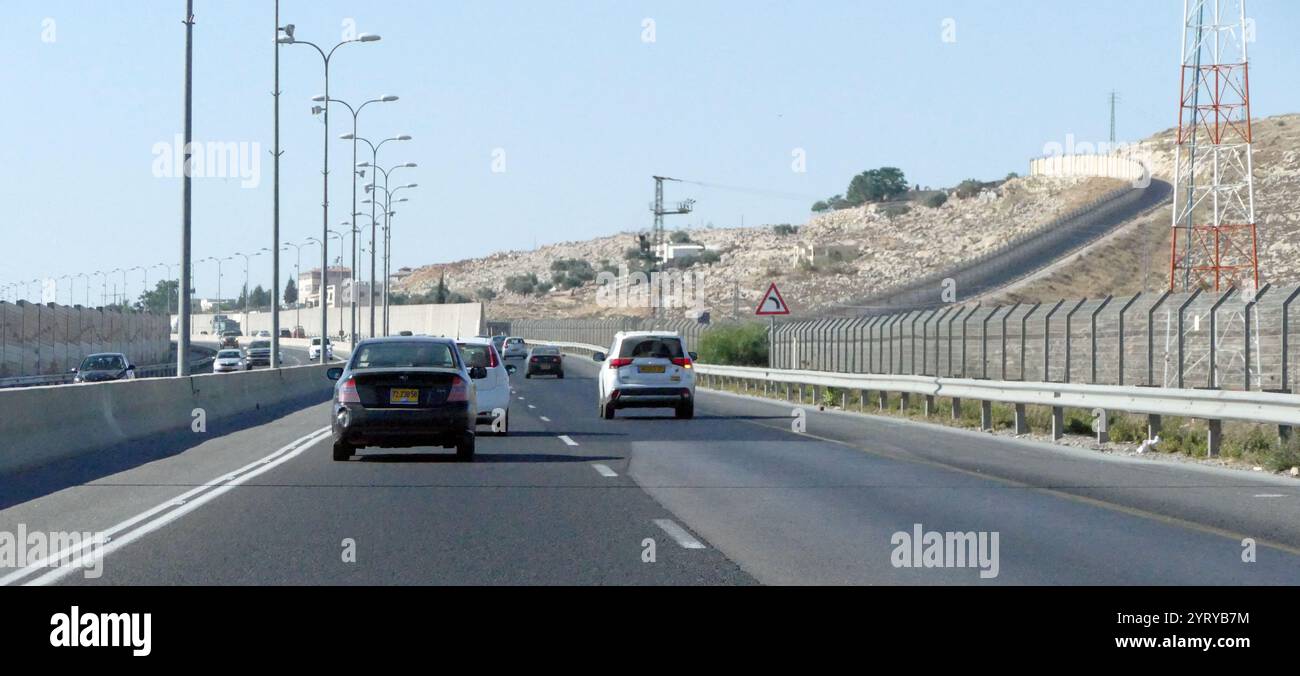 La barrière ou le mur israélien de Cisjordanie ; une barrière de séparation en Cisjordanie ou le long de la ligne verte. Israël considère qu'il s'agit d'une barrière de sécurité contre le terrorisme. La barrière a été construite pendant la deuxième Intifada qui a commencé en septembre 2000, et a été défendue par le gouvernement israélien comme nécessaire pour arrêter la vague de violence à l'intérieur d'Israël que le soulèvement avait apporté avec elle Banque D'Images