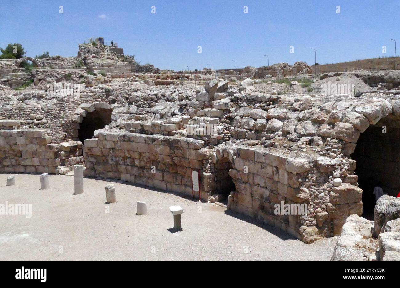 Ruines de l'amphithéâtre romain, Bayt Jibrin (Beit Guvrin), Israël. Au VIIIe siècle av. J.-C., le village faisait partie du Royaume de Juda. Après la tourmente de la première guerre judéo-romaine et la révolte de Bar Kokhba, la ville est devenue une colonie romaine florissante et un centre administratif majeur sous le nom d'Eleutheropolis. Le site a été fouillé par Victor Guérin en 1863. Banque D'Images