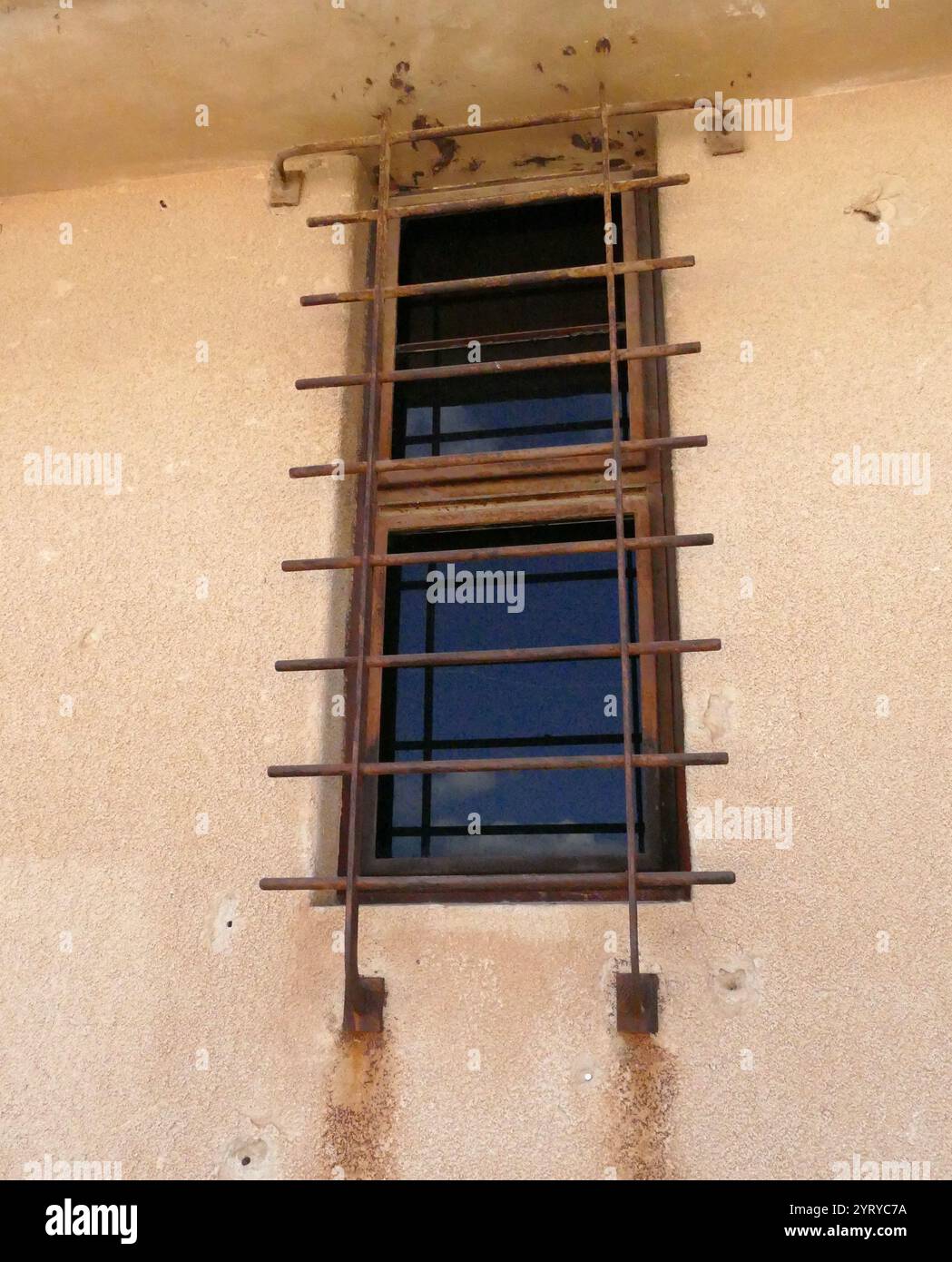 Fort de Tegart à Latroun, Israël, site des batailles de Latroun, entre les Forces de défense israéliennes et la Légion arabe jordanienne, pendant la guerre israélo-arabe de 1948. Latrun tire son nom du monastère près de la jonction de deux grandes autoroutes : Jérusalem à Jaffa/tel Aviv et Gaza à Ramallah. Pendant le mandat britannique, il devint une base de la police palestinienne avec un fort de Tegart. En mai 1948, elle était sous le contrôle de la Légion arabe. Il commandait la seule route reliant la zone de Jérusalem contrôlée par Yishouv à Israël. Il est resté sous contrôle jordanien jusqu'à la guerre des six jours Banque D'Images